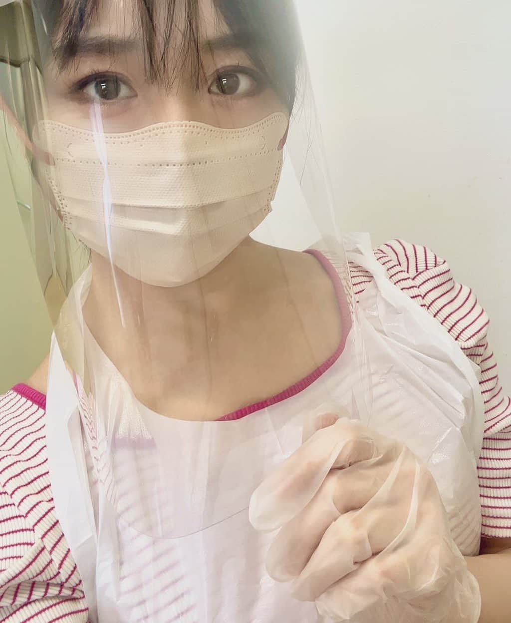 久保亜沙香のインスタグラム：「10分間だけおばあちゃんと面会。 重装備…。 数ヶ月ぶりにやっと会えたおばぁちゃんは、もうわたしのことは忘れてました。 どちら様？ 知らない。　 初孫だよー、おばあちゃん。 感情が迷子になって、唇を噛んで笑顔でバイバイ。 でも、「彼氏はできた？」って言われていつものばぁちゃんでした笑。　 懐かしいや。」