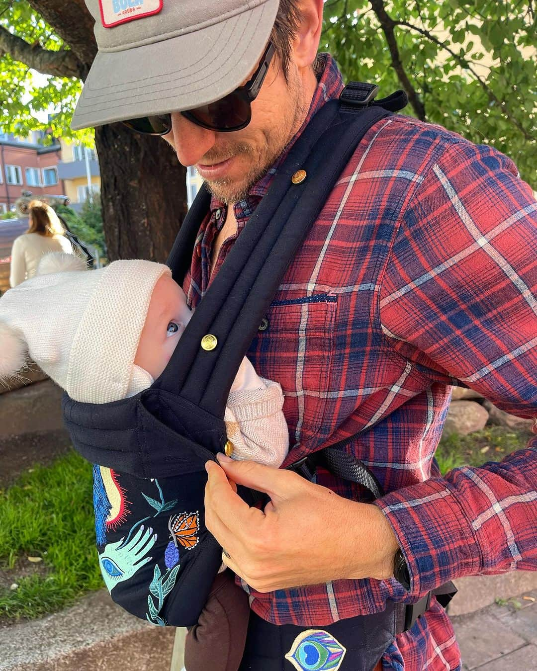 レイチェル・ブレイセンのインスタグラム：「Show me something hotter than your man walking through the city with your baby in the carrier.   I’ll wait💁‍♀️😜🤤   @dennisfromsalad #lattepappa #dad #dadlife」