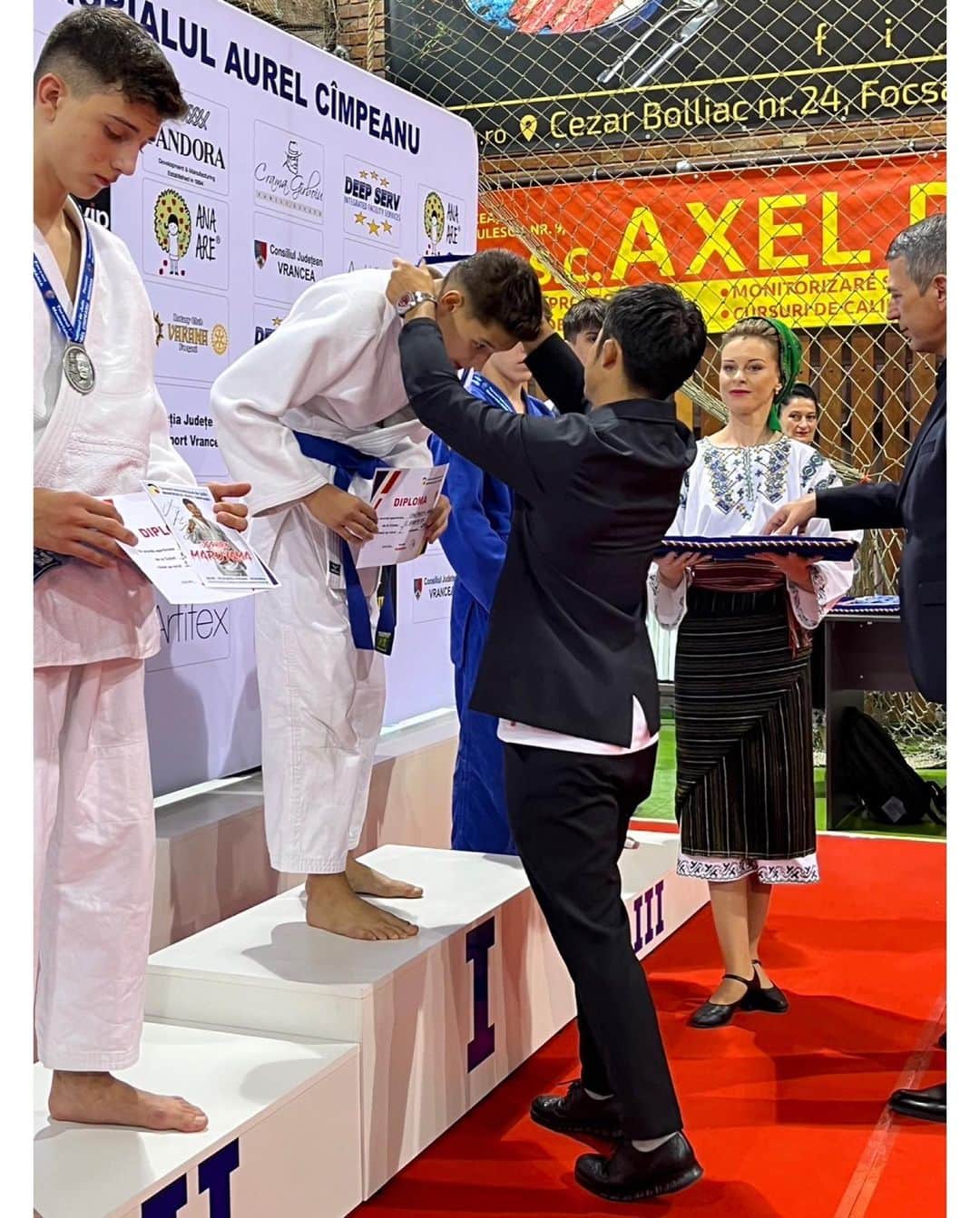 丸山城志郎さんのインスタグラム写真 - (丸山城志郎Instagram)「ルーマニア　大会とセミナー 私にとって皆さんからたくさんのことを学べた貴重な2日間になりました🔥 歓迎してくれたルーマニアの皆様、最初から最後までサポートしてくださった皆様に感謝します。  Turnee și seminarii de judo din România Au fost două zile valoroase pentru mine și am învățat multe de la toată lumea🔥 Mulțumim tuturor celor din România care ne-au primit și ne-au susținut de la început până la sfârșit!」10月4日 22時28分 - joshiromaruyama