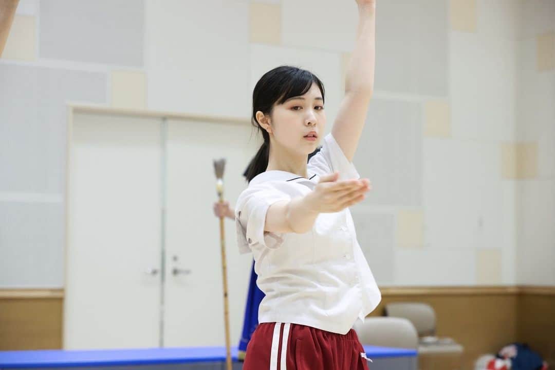中村守里のインスタグラム：「本番まで長いようであっという間でした… 明日から！舞台｢フラガール｣がはじまります。 劇場でお会いできたらうれしいです🌺」