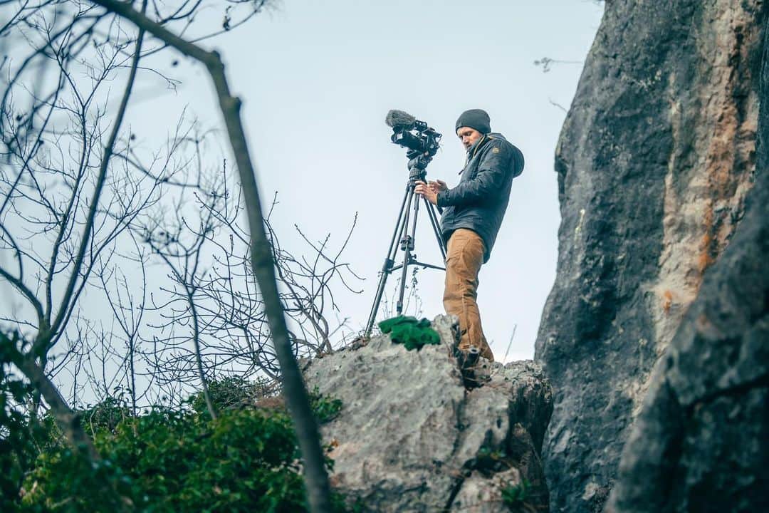 アダム・オンドラさんのインスタグラム写真 - (アダム・オンドラInstagram)「Unbelievable 🙏 Thanks to the current YouTube video from the sandstone paradise called Adršpach(and 227 other movies), but mostly because of all of you 💪 - passionate climbers, stoked fans, and spectators, thanks to our perfect community that you are creating every day; we just reached 500,000+ followers on my AO YouTube channel 🤜🤛  We have one nice surprise for all of you that we're going to release on October 30th on my YouTube channel as well as on my other socials 👌  As passionate as I am about climbing and facing climbing challenges, our entire AO's production team - producers, filmmakers, cameramen, photographers, and many other people involved in this climbing pleasure, continue to produce great films from all over the world 👊 For you.  As long as you're enjoying it - we'll keep crushing 😎  Full squad: @ivaondra, Laco Korbel, @pan_verner, @jakub.pina, @kata.katova.1, @jan.simanek, @pavel_klement, @janvogl_coto_kameruje, @vojta_licko, @kuba.sobotka, @rikkiberan, @jarkamarcekova, @aanetun and these photos and most of the others are by @pet.phot  #adamondra #AO #wolfpack #climbing #rockclimbing #sportclimbing #climbinglife #production #movie #film #filmproduction #czechia #czech #czechrepublic #adrspach #rocks #sport #youtube #youtubechannel」10月4日 22時30分 - adam.ondra