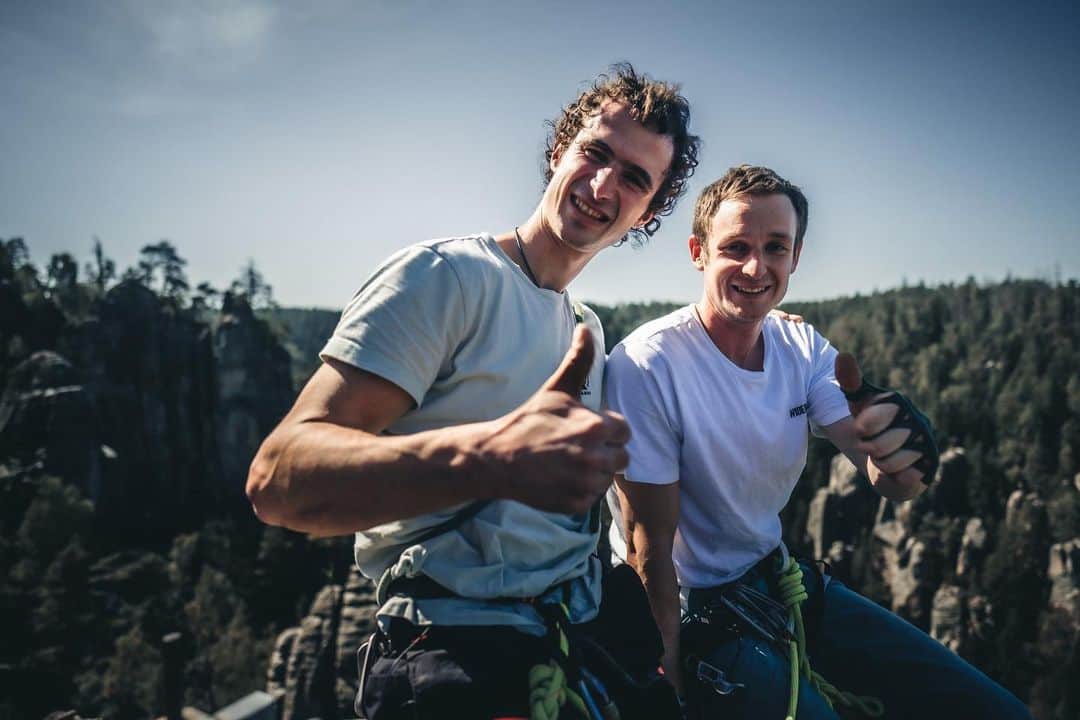 アダム・オンドラさんのインスタグラム写真 - (アダム・オンドラInstagram)「Unbelievable 🙏 Thanks to the current YouTube video from the sandstone paradise called Adršpach(and 227 other movies), but mostly because of all of you 💪 - passionate climbers, stoked fans, and spectators, thanks to our perfect community that you are creating every day; we just reached 500,000+ followers on my AO YouTube channel 🤜🤛  We have one nice surprise for all of you that we're going to release on October 30th on my YouTube channel as well as on my other socials 👌  As passionate as I am about climbing and facing climbing challenges, our entire AO's production team - producers, filmmakers, cameramen, photographers, and many other people involved in this climbing pleasure, continue to produce great films from all over the world 👊 For you.  As long as you're enjoying it - we'll keep crushing 😎  Full squad: @ivaondra, Laco Korbel, @pan_verner, @jakub.pina, @kata.katova.1, @jan.simanek, @pavel_klement, @janvogl_coto_kameruje, @vojta_licko, @kuba.sobotka, @rikkiberan, @jarkamarcekova, @aanetun and these photos and most of the others are by @pet.phot  #adamondra #AO #wolfpack #climbing #rockclimbing #sportclimbing #climbinglife #production #movie #film #filmproduction #czechia #czech #czechrepublic #adrspach #rocks #sport #youtube #youtubechannel」10月4日 22時30分 - adam.ondra