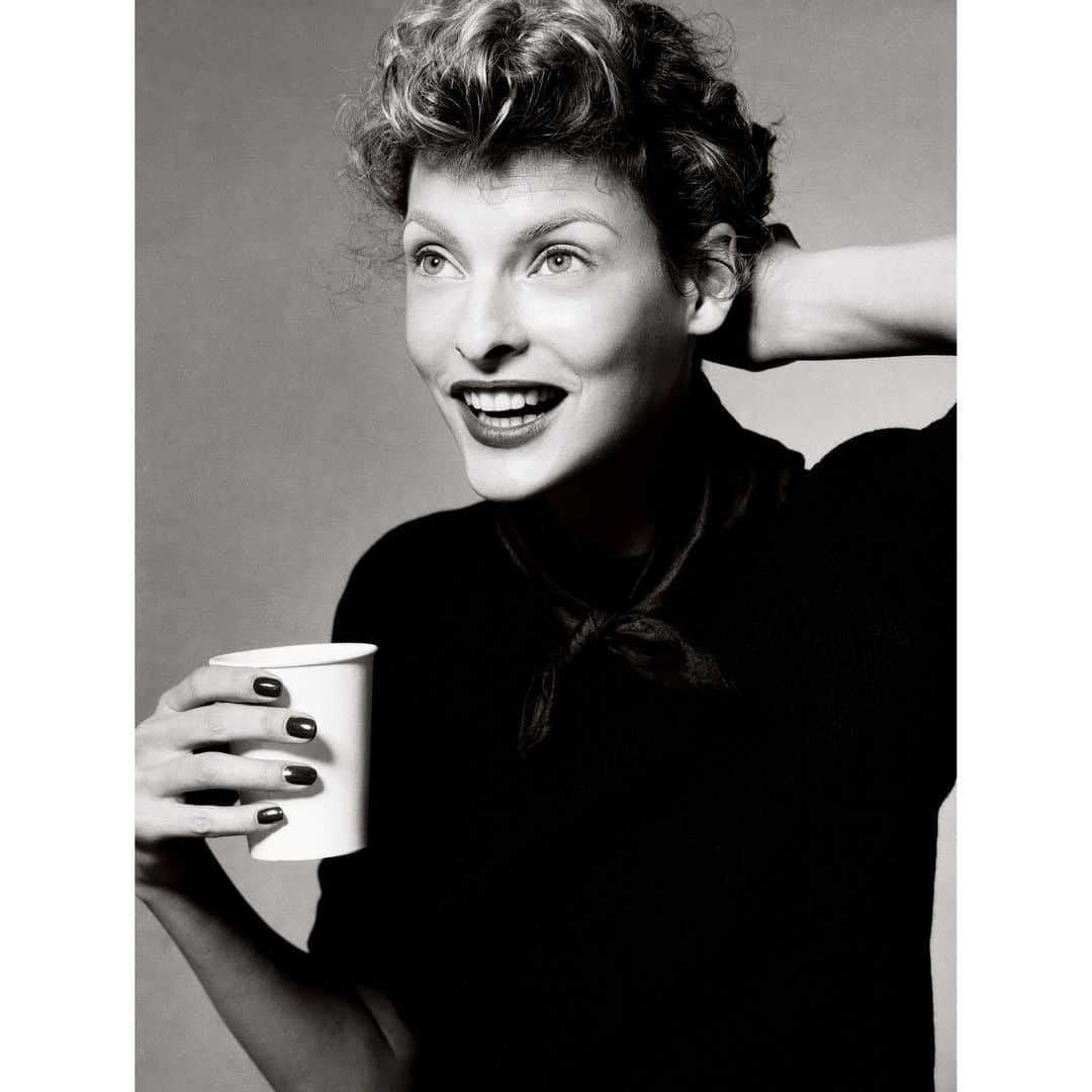 The New Yorkerさんのインスタグラム写真 - (The New YorkerInstagram)「“Linda Evangelista Photographed by Steven Meisel,” a hefty compilation of the work @stevenmeiselofficial did with the model between 1987 and 2011, focusses on one of the fashion photographer’s most productive collaborations. “Like all great models, Evangelista is malleable—sultry, sincere, anxious, ecstatic—and in a world of her own, or in worlds of the imagination that she and Meisel share,” Vince Aletti writes. “On camera, she’s a medium inhabited by spirits that Meisel knows just how to evoke.” See more images from “Linda” at the link in our bio.」10月4日 23時00分 - newyorkermag