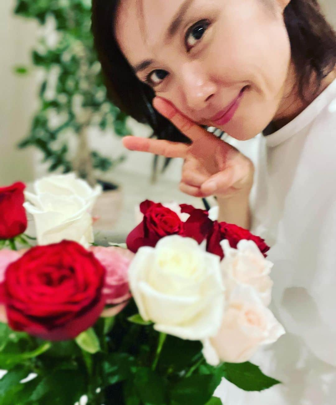 山口もえさんのインスタグラム写真 - (山口もえInstagram)「・  すっかり忘れられたかと思ってたら 覚えていたようです…💐 そぅ今日は結婚記念日 いつもと変わらない1日だったけど。笑  #結婚 #記念日  #結婚記念日 #9年目  #慌てて仕事帰りにお花を買ってきたようです #ありがとう  #❤️」10月4日 22時31分 - moe_yamaguchi0611