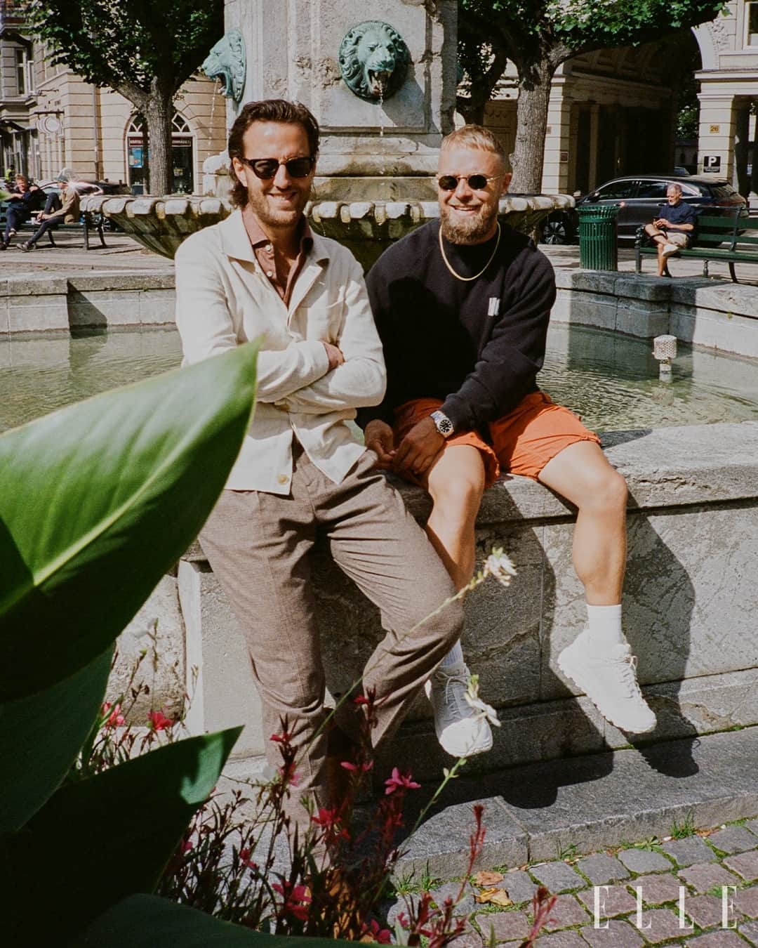 ELLE DKのインスタグラム：「Fra ikke at mindes dagslyset tilbage i 2008 til at prioritere sin søvn som det allervigtigste. Der er sket meget for podcastværterne @esbenbjerre og @peterfalktoft over de seneste 15 år⁠ ⁠ I anledning af ELLEs 15-års fødselsdag kan du via link i bio møde @hergaardetgodt-værterne, når de blandt andet fortæller om deres største (mode)oplevelser og deres vildeste fødselsdage.   De to venner er bare nogle af dem, du også kan møde i oktobers magasin, hvor vi har snakket med en række personer, der har bidraget til ELLE siden første nummer kom på gaden i 2008. ⁠ ⁠ Foto: @tueblichfeldt」