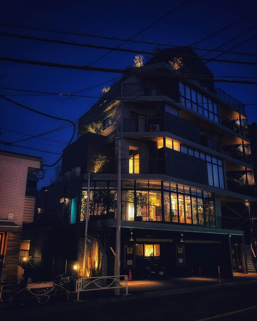 渋江譲二さんのインスタグラム写真 - (渋江譲二Instagram)「夜の建物が好き。  田舎者だからかもしれないけど都会の景色が好き。  いまだに煌々と照った街を観ると「今、東京にいるんだな、、」としみじみ思う。  上京気分が20年以上抜けません。  #じょーじカメラ #camera #photo  #nightbuilding」10月4日 22時36分 - shibue0315