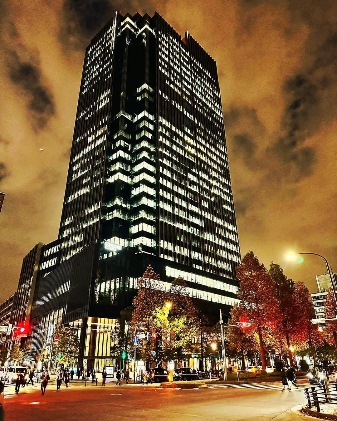 渋江譲二さんのインスタグラム写真 - (渋江譲二Instagram)「夜の建物が好き。  田舎者だからかもしれないけど都会の景色が好き。  いまだに煌々と照った街を観ると「今、東京にいるんだな、、」としみじみ思う。  上京気分が20年以上抜けません。  #じょーじカメラ #camera #photo  #nightbuilding」10月4日 22時36分 - shibue0315
