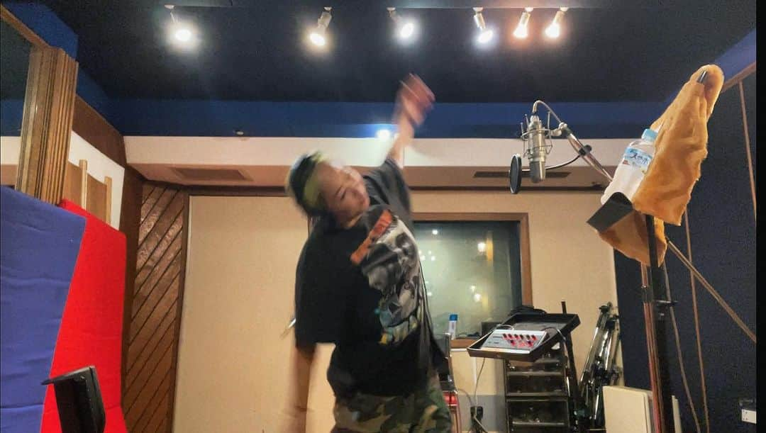 ルナのインスタグラム：「REC前の柔軟体操🎤 New song」