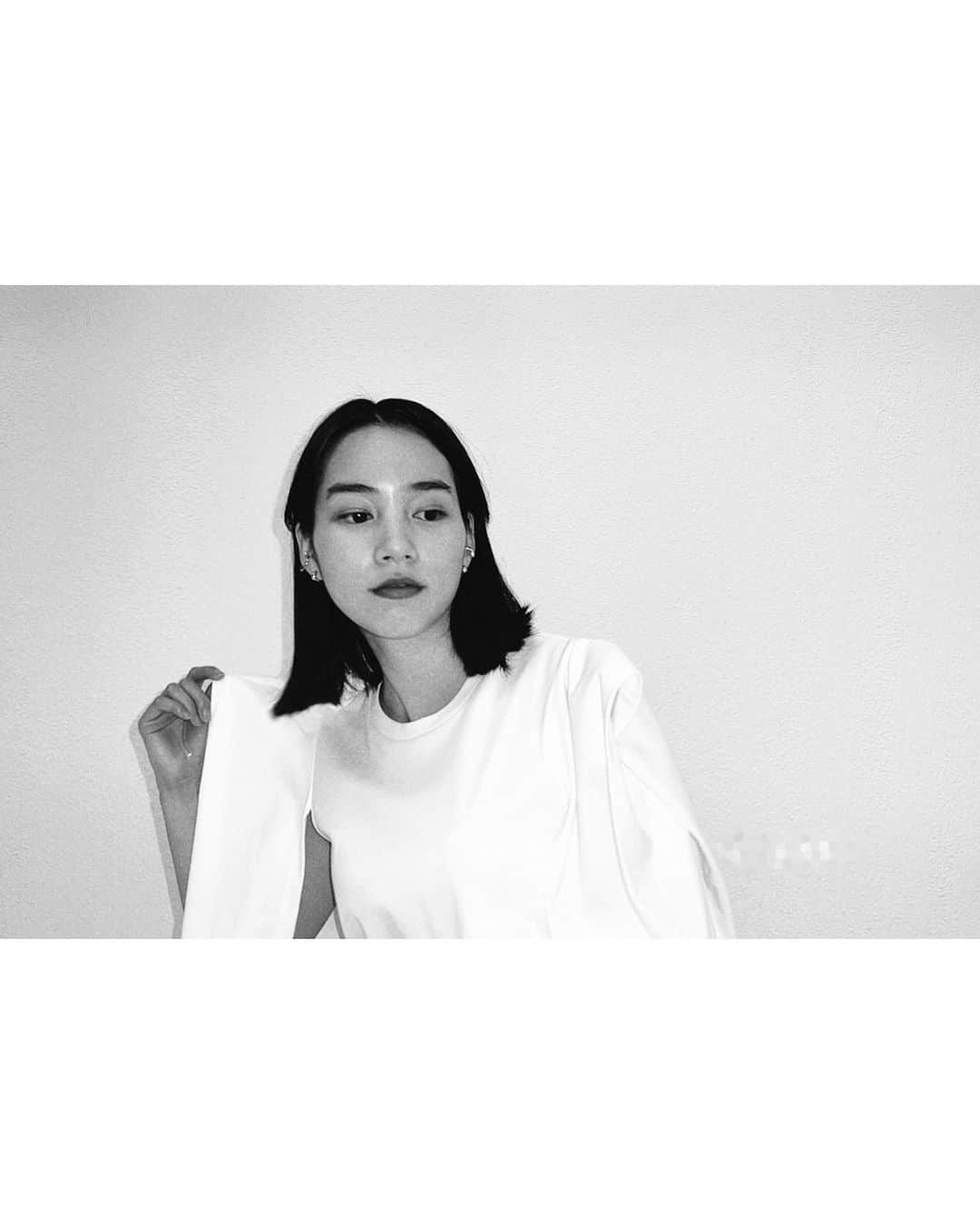 のん（能年玲奈）のインスタグラム：「オフショット。 マントのような袖🦹‍♀️ スカートのスリットにグッときた。 11月3日 日比谷野音、ライブがますます楽しみ🥰  #billboardjapan #womeninmusic」