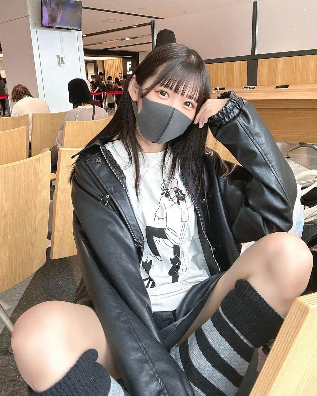 猪狩彩奈のインスタグラム：「レザーって男の人すき、？🥺 ❤️‍🔥🍒 10月22日（日）東京国際フォーラムホールCにて、所属してるアイドルグループ『SweetAlley』の4thワンマンライブがあります！！🍒❤️‍🔥  チケットはプロフィールのリンクの1番上からゲットできます🎟 普段のライブで手売り販売もしてます🪄  📍 会場：東京国際フォーラム ホールC ⏱ 開場17:00／開演18:00 👛 料金：VIPチケット40,000円／Sチケット4,000円／Aチケット1,000円／手売りチケット1,000円（各D代別） 🚶🏻 入場順：①VIPチケット（当日抽選）→②Sチケット（整理番号順）→③Aチケット（整理番号順）→④手売りBチケット（整理番号順）  👑VIPチケット特典 最優先入場／VIP専用エリア／ワンマンTシャツ／バックヤード見学／リハーサル見学／サイン入りVIPパス／ファストパスチェキ券  🏅Sチケット特典 優先入場（一般エリア）／ワンマンTシャツ  ライブ後は特典会(チェキ会)があります📸！ トーク落書き有 ￥2000 トーク落書き無 ￥1000 🎁初めましての方はトーク落書き有チェキ❤️‍🔥3枚❤️‍🔥無料🎁(10/22以外🙏🏻)  その他ワンマン詳細はチケットと同じくプロフィールのリンクの1番上から見られます🧏🏻‍♀️ 通常ライブはプロフィールの「会えちゃう」やTwitterから予定チェックできます🫧  10月22日全力で楽しませるのでこの日は一緒に過ごさせてください🥺！インスタのみんなにも会えますように💭♡  ライブのことで分からないことあったら気軽にDMしてね🫶🏻既読つけられないけど全部読んでます💌」