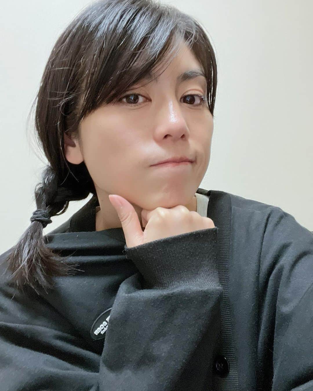 のインスタグラム：「急に寒すぎない？！ こういうの徐々に来て欲しいわ～。 で、明日また気温上がるみたいね（汗） 　 さて、最近よく耳にする「#サブスク 」ざっくり言うと月々の#定額料金 で#使い放題 ってことでしょ？ ってことは、月極駐車場とかスマホ料金とか、賃貸の家もサブスクだね～って話題になって。 　 そう言えばそうだなって（笑） 割と昔からサブスクは存在してて、生活の中に溢れてたんだなぁ～って思いました。 　 サブスクって聞くと若者の流行ってイメージで着いていけないわって感覚だったけど、それに気づいてグッと身近に感じるようになったよ（笑）」