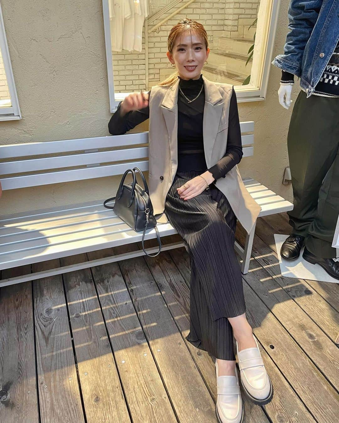 mamany704のインスタグラム：「* * 暑いのか寒いのか、よくわからない時はとりあえずジレ👩‍🎓 * * #fashion#coordinate#ootd#outfits#outfitoftheday#outfit#casualstyle#casualfashion#black#blackfashion#autumnfashion#ファッション#コーディネート#秋コーデ#ジレ#ジレコーデ#大人カジュアル#プリーツパンツ#ローファー」