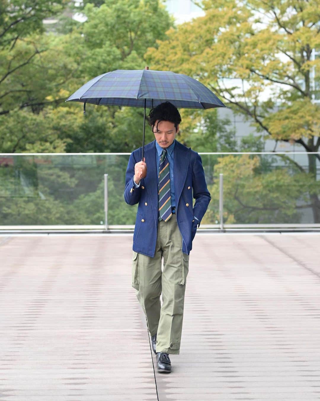 Shuhei Nishiguchiさんのインスタグラム写真 - (Shuhei NishiguchiInstagram)「"Cloudy with occasional Autumn Rain" 曇り時々秋雨の日。 プレッピースタイルなのにフレンチ感。 くさめなのに綺麗みたいな感じが好きだな。  Tap for Brands ・ ITEM Jacket： @stile_latino  Shirt： maverick 80's Tie： @hollidayandbrown  T-shirt： @hanes  Trousers： @tangent.clothing_official  Pocket square ： @beams_f  Shoes： @jmwestonofficial  Watch： @cartier 80's Umbrella： @beams_f   ・ #beamsf #blazerstyle #classicmenswear #gentlemen #follow #influence #bestoftheday #vintagewear #spezzatura #outfitmen #pr」10月4日 22時52分 - shuhei_nishiguchi