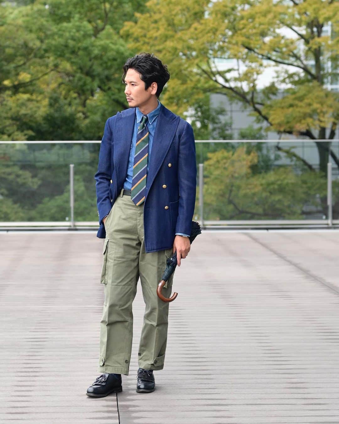 のインスタグラム：「"Cloudy with occasional Autumn Rain" 曇り時々秋雨の日。 プレッピースタイルなのにフレンチ感。 くさめなのに綺麗みたいな感じが好きだな。  Tap for Brands ・ ITEM Jacket： @stile_latino  Shirt： maverick 80's Tie： @hollidayandbrown  T-shirt： @hanes  Trousers： @tangent.clothing_official  Pocket square ： @beams_f  Shoes： @jmwestonofficial  Watch： @cartier 80's Umbrella： @beams_f   ・ #beamsf #blazerstyle #classicmenswear #gentlemen #follow #influence #bestoftheday #vintagewear #spezzatura #outfitmen #pr」