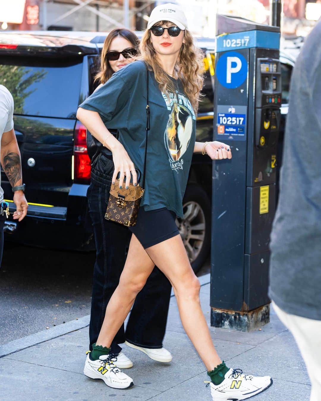 マリクレールのインスタグラム：「It's #PrincessDiana outfit weather here in New York City, and #TaylorSwift is celebrating accordingly. Swipe for the blueprint, and tap the link in bio to shop Swift’s entire look. photos: @gettyimages」