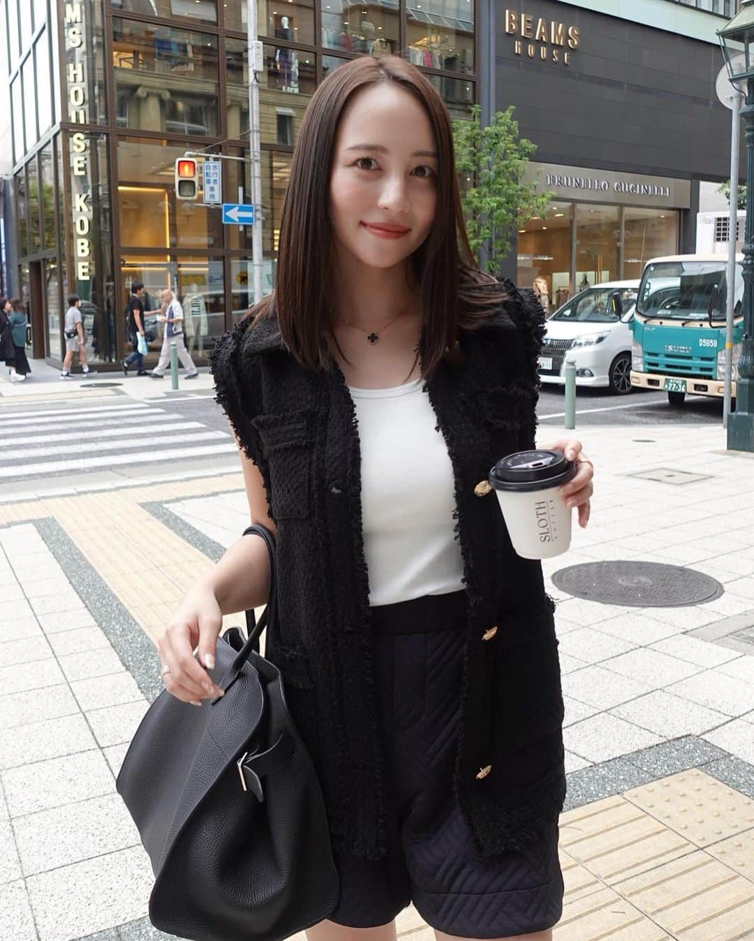 のインスタグラム：「. お仕事で神戸へ…🚢🖤最近神戸多いなっ✨ 今しかできないコーデを全力で楽しんでますっ👸🏼 そして髪伸びたよね〜〜！  gilet @zara  tank top @clane_official  pants @maison_raview  bag @therow   みゆきのPOPUPでゲットしたショーパン。 丈感が絶妙で足が細く見える🦵🏻ありがとう🥹♡笑 暖かいしこれから大活躍だ〜！  #suzuno服  #zara #clane #maisonraview #therow」