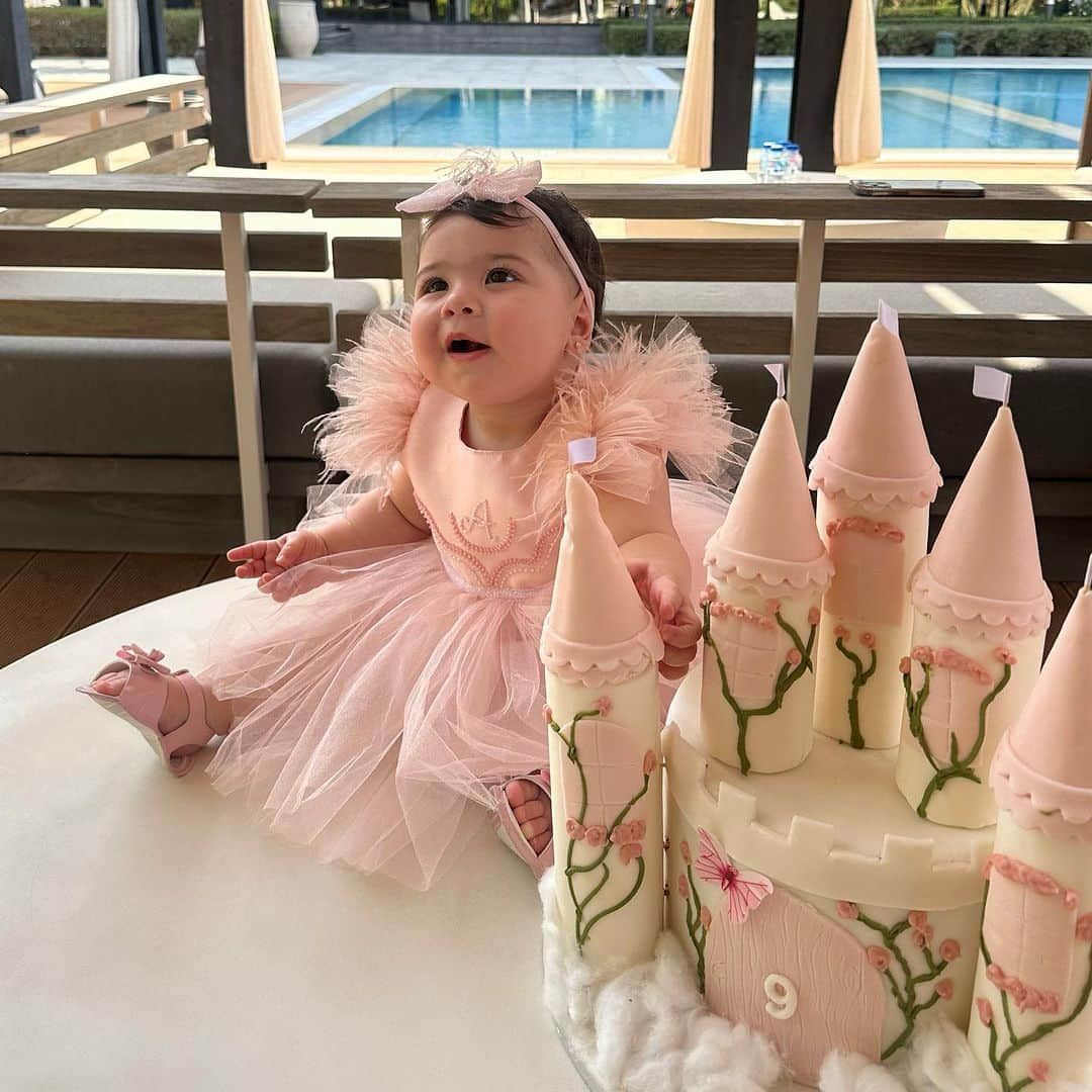 アレックス・ニコラオ・テレスのインスタグラム：「9 meses da nossa princesa 👑 desse amor incomparável que só aumenta a cada instante! que Deus te abençoe! Você é tudo pra nós! 🤍」