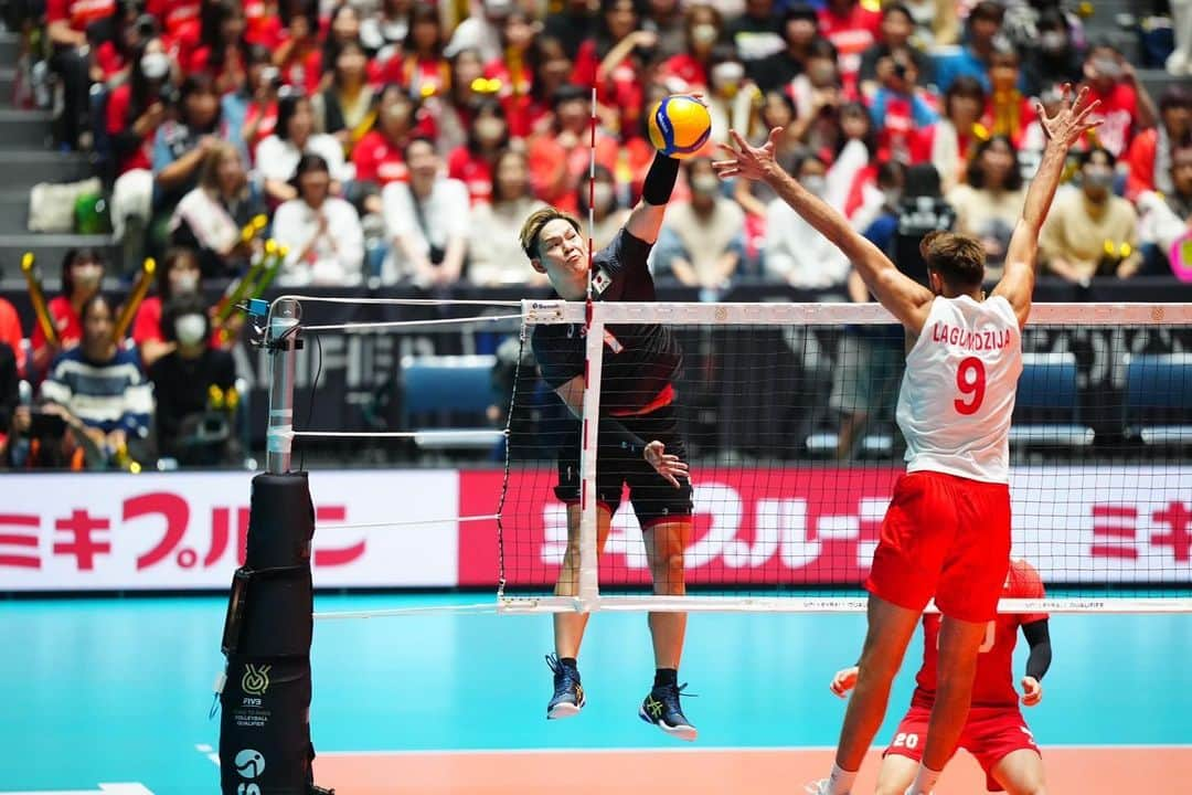 フジテレビ★バレーボールさんのインスタグラム写真 - (フジテレビ★バレーボールInstagram)「．  「FIVBパリ五輪予選/ワールドカップバレー2023」男子 第4️⃣戦  4戦目の相手はトルコ🇹🇷 第1セットから日本のペースで試合が進み、終盤には圧巻の7連続得点💪 #関田誠大 選手のワンハンドトスや #髙橋藍 選手のフェイクセットなどで2試合連続のストレート勝利‼️  「勝ち進む姿、まるで天に昇る龍神の如く」 皆さん引き続き声援を送りましょう❗️📣 次戦は6日(金)セルビア戦🇷🇸  🇯🇵日本 3-0 トルコ🇹🇷 (25-15 25-20 25-19)  #ココで決める #龍神NIPPON  #ALLforPARIS #男子日本代表 #バレーボール」10月4日 22時48分 - fujitv_volleyball