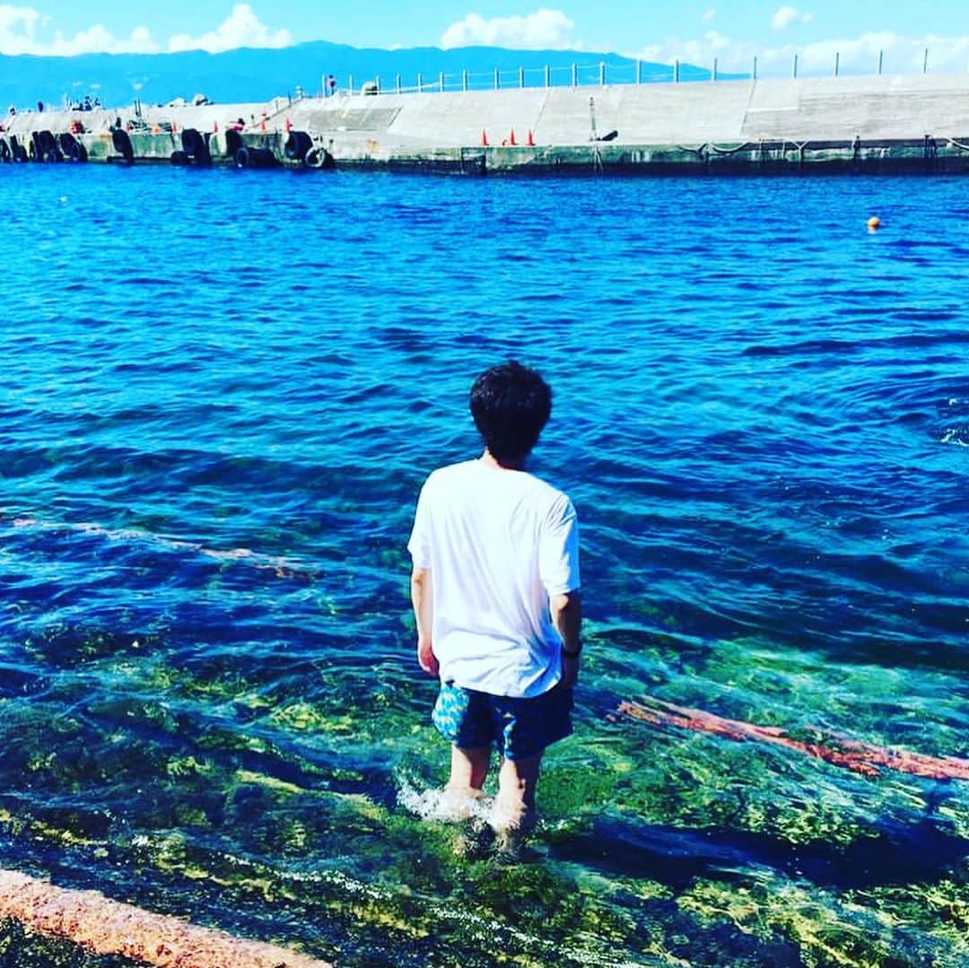 井元英志のインスタグラム：「5年前の初島です！変わらないなぁ〜変わったのは俺のつむじのデカさだけかってコラッ！☺️  苦しいよぉ〜🥺 #初島 #つむじが勢力増してる… #助けて…」
