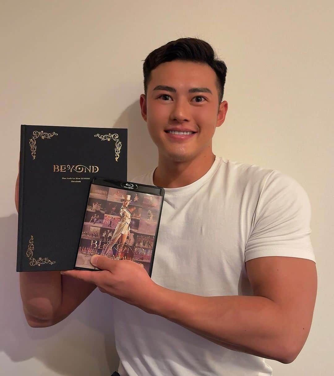 柴田嶺のインスタグラム：「BEYONDの写真集&DVDが届きました✨  まだ皆さんの見ていないメンバーのあれこれがたくさん詰め込まれています😆❗️  まだまだこちらからご購入いただけますのでまだの方は是非😁⤵︎  https://beyond-maotour.jp/shop.php  #beyondmaotour#beyond#iceshow#maoasada」