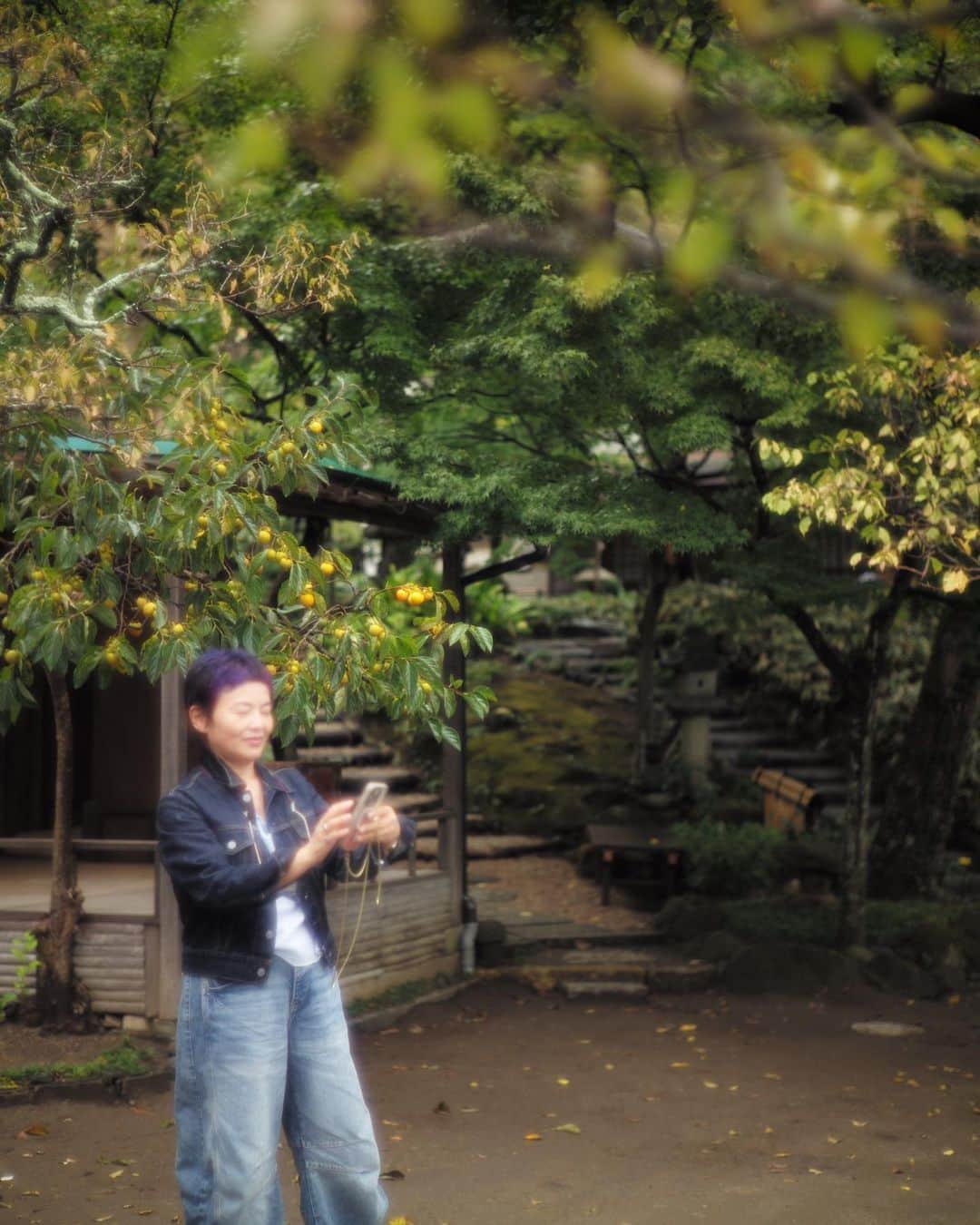 榊いずみさんのインスタグラム写真 - (榊いずみInstagram)「今日は鎌倉・円覚寺の龍隠庵に10/29「満月夜話」の打ち合わせ。  出演者、スタッフが龍隠庵に訪れて静かな環境の中、熱い時間でした。  なんと29日は、江ノ島神社の弁財天様が、円覚寺の弁財天様のところにやってくるという最高の音楽日和！おまけに満月。  夜の円覚寺境内に遊びに来れる機会というのもめったにないですよね。  少し早めにいらっしゃって、広い境内をぜひ散策してみてください。  チケット残りわずかです！ ぜひ遊びに来てください。  https://sakakiizumi.stores.jp/items/650d1e49fe1d6b0776916a94  （プロフィールLinktreeから、和オンラインショップへワンクリックでどうぞ）  お忙しい中、太田周文ご住職、中島瞻風先生、実穂ちゃん、重徳くん、鶴田さん、MANさんありがとうございました！  写真　溝口実穂  ---------  「満月夜話」  10/29（日）  場所：鎌倉・円覚寺　龍隠庵 （鎌倉市山ノ内409） https://www.engakuji.or.jp/ JR横須賀線「北鎌倉駅」下車徒歩1分  時間 : 龍隠庵open 16:00 / start 16:30 （終演予定は 19:30です）  チケット：￥8,000（お菓子・お茶代含みます）  https://sakakiizumi.stores.jp/items/650d1e49fe1d6b0776916a94  ※チケットは返信メールをもって、チケットとさせていただきます。メールは10月以降に発送させていただきます。  --------------------  和-IZUMI-（橘いずみ、榊いずみ）が所縁 のある鎌倉円覚寺の龍隠庵にてライブを行います。  書家・中島瞻風先生のお稽古の場所として月に一度、鎌倉円覚寺、龍隠庵を訪れているのですが、とても気持ちの良い場所で、たくさんの人が集う場所になっているのを知りました。  私、和-IZUMI-はここで何か音楽のライブが出来ないかと、龍隠庵・太田周文御住職にお願いしたところ、快く応じてくださいました。  微力ながら龍隠庵復興のお手伝いが出来ればとても嬉しいと思ってます。  10/29はちょうど、秋の美しい満月。 龍隠庵のお座敷からお庭を眺めていると、満月が横切るように見えるそうです。 考えただけでワクワクしますね。  ---------------  一部、二部、ふたつの音を楽しんでいただこうと思います。  一部は、ヒーリング楽器を演奏いたします。ソウルサウンドライアーやGANKDRUMなど、自然界の周波数に合わせて作られた楽器を演奏、坐禅や瞑想、自由にインナーワールドを旅するような時間。  そして、二部は和弾き語りライブ。月の歌、夜空の歌。そして愛の歌、心の歌。そして書の師匠、中島瞻風先生による素晴らしいライブ書道。歌と書と月のセッション。ゆったり楽しんでください。  そして、満月のお茶菓子も。 もはや芸術体験、予約のとれないお店として知る人ぞ知る「菓子屋ここのつ」溝口実穂さんによる糧菓を楽しんでいただけます。  満月夜話、そこにずっと月がいます。 どうぞゆっくり楽しんでください。  #和izumi #橘いずみ #榊いずみ #円覚寺 #龍隠庵 #鎌倉 #お月見ライブ #溝口実穂 #菓子屋ここのつ #中島瞻風 #瞑想 #坐禅 #ヒーリング」10月4日 22時49分 - izumizmroom