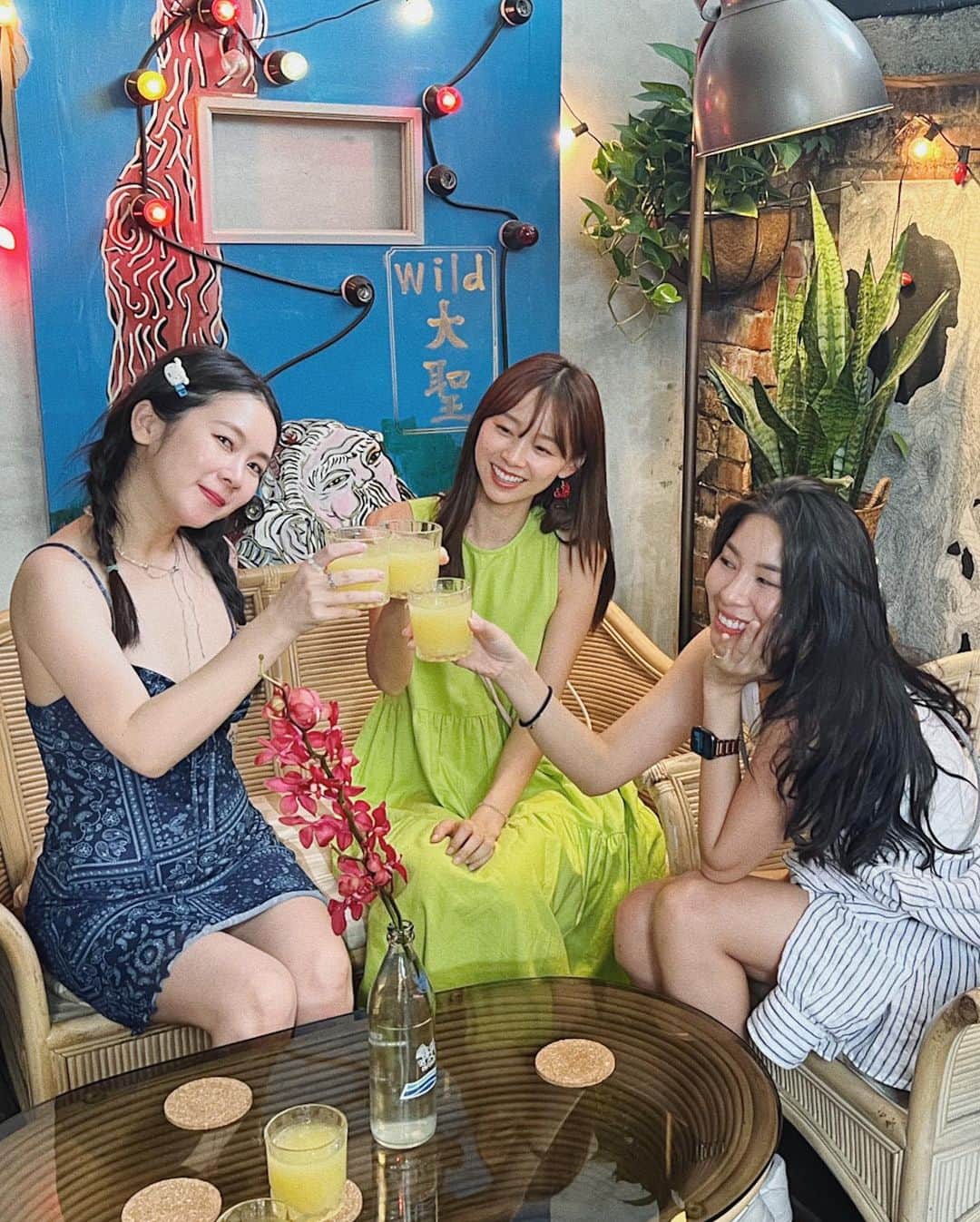 吳斐莉さんのインスタグラム写真 - (吳斐莉Instagram)「聽說花蓮要這樣玩～ 「早上龍宮，晚上島東」😆  龍宮是我很喜歡的咖啡廳 設計的氛圍很棒 然後走5分鐘就可到七星潭看海 好chill～  接著晚上到島東小酌喝一杯 這樣的行程完全剛剛好放鬆😚」10月4日 22時49分 - wufeili