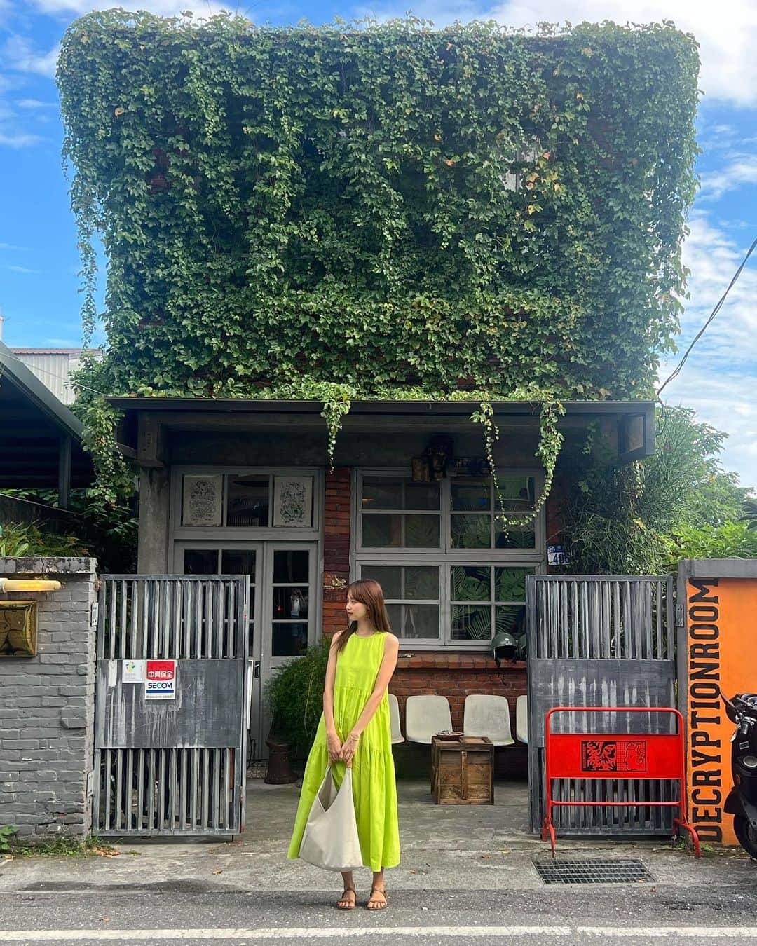 吳斐莉さんのインスタグラム写真 - (吳斐莉Instagram)「聽說花蓮要這樣玩～ 「早上龍宮，晚上島東」😆  龍宮是我很喜歡的咖啡廳 設計的氛圍很棒 然後走5分鐘就可到七星潭看海 好chill～  接著晚上到島東小酌喝一杯 這樣的行程完全剛剛好放鬆😚」10月4日 22時49分 - wufeili