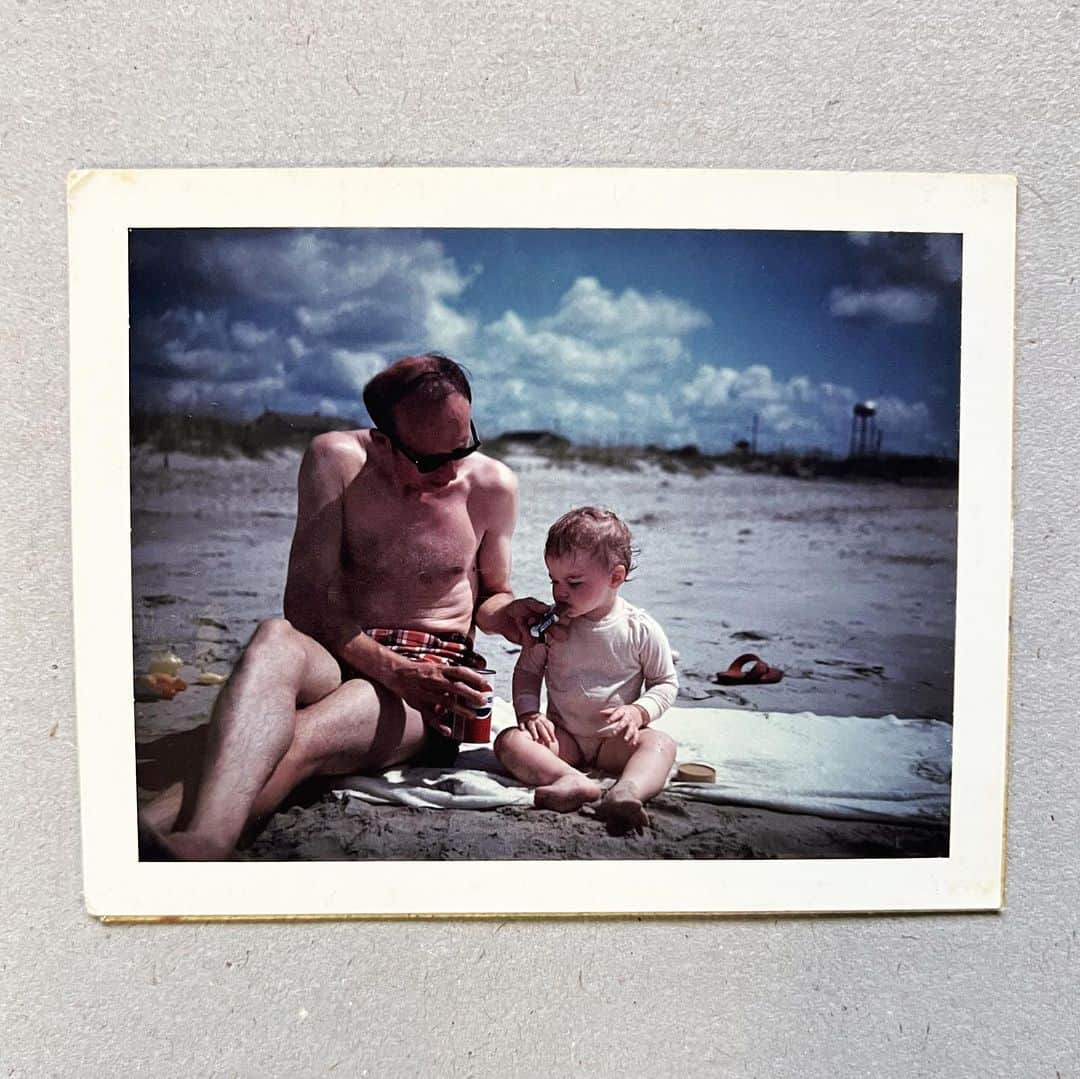 のインスタグラム：「I have to say that today is a hard day for me, as having these conversations can be for so many people. But it means the world to me to get to speak out about my dad’s battle with hepatic encephalopathy, or HE, which is brain disease caused by cirrhosis. #sponsored   When I was younger, my dad’s HE was something that we didn’t talk about, making that period very isolating for me and my mom. I want to help educate people diagnosed with HE and their families so they can move past the stigma and have important conversations with their doctors to learn more about the disease.   Thank you to Salix Pharma for partnering with me on this journey and providing free educational resources at the link in bio. #LiverAwarenessMonth #LiverDisease #UnderstandingHE 🩵」