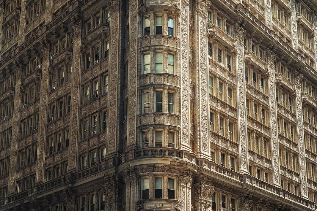 ライカさんのインスタグラム写真 - (ライカInstagram)「Leica tips - Architectural Symphony  ✔️Play with perspective: Discover new angles to unveil hidden stories. ✔️Embrace the golden hours: Capture buildings bathed in the soft glow of dawn and dusk. ✔️Details matter: Zoom in on intricate designs to appreciate the craftsmanship.  📷: @sokyoungchul with Leica M10 #LeicaCamera #Leica #🔴📷」10月4日 23時00分 - leica_camera