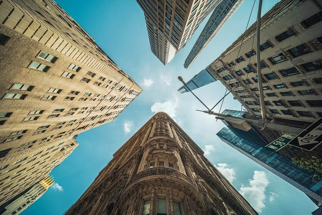 ライカさんのインスタグラム写真 - (ライカInstagram)「Leica tips - Architectural Symphony  ✔️Play with perspective: Discover new angles to unveil hidden stories. ✔️Embrace the golden hours: Capture buildings bathed in the soft glow of dawn and dusk. ✔️Details matter: Zoom in on intricate designs to appreciate the craftsmanship.  📷: @sokyoungchul with Leica M10 #LeicaCamera #Leica #🔴📷」10月4日 23時00分 - leica_camera