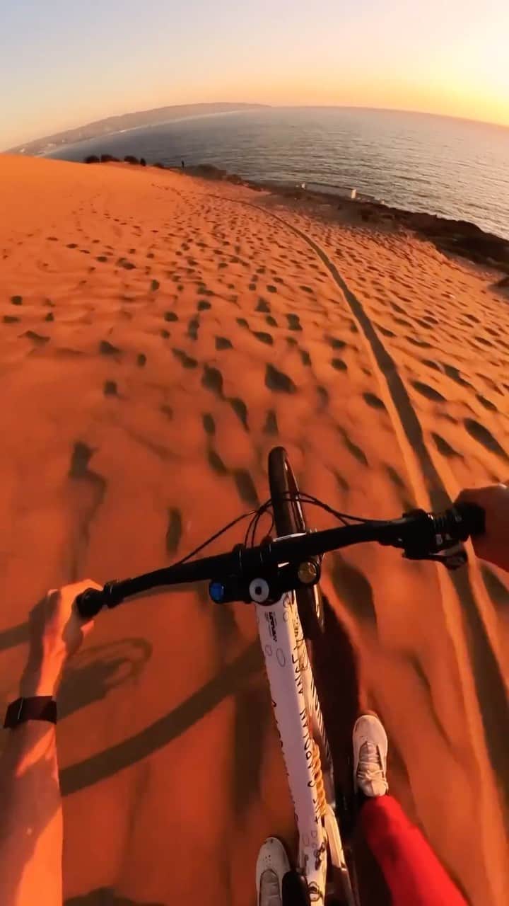 レッドブルのインスタグラム：「@wibmerfabio really said “I know a spot” 🤩🌅  #redbull #givesyouwiiings #MTB #bike #freeriding」