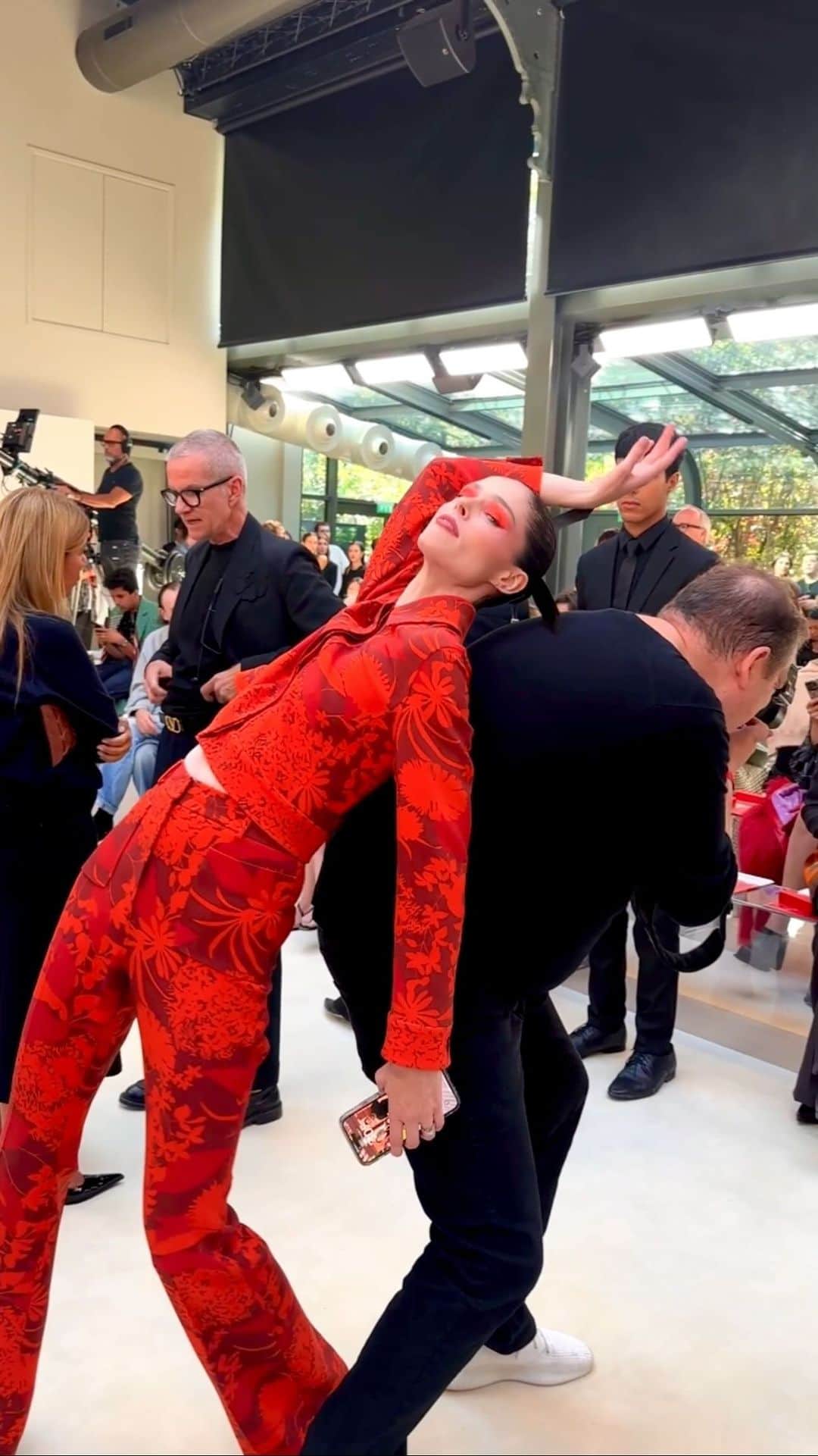 ココ・ロシャのインスタグラム：「When told to pose, I’m obligated to ¯\_(ツ)_/¯」