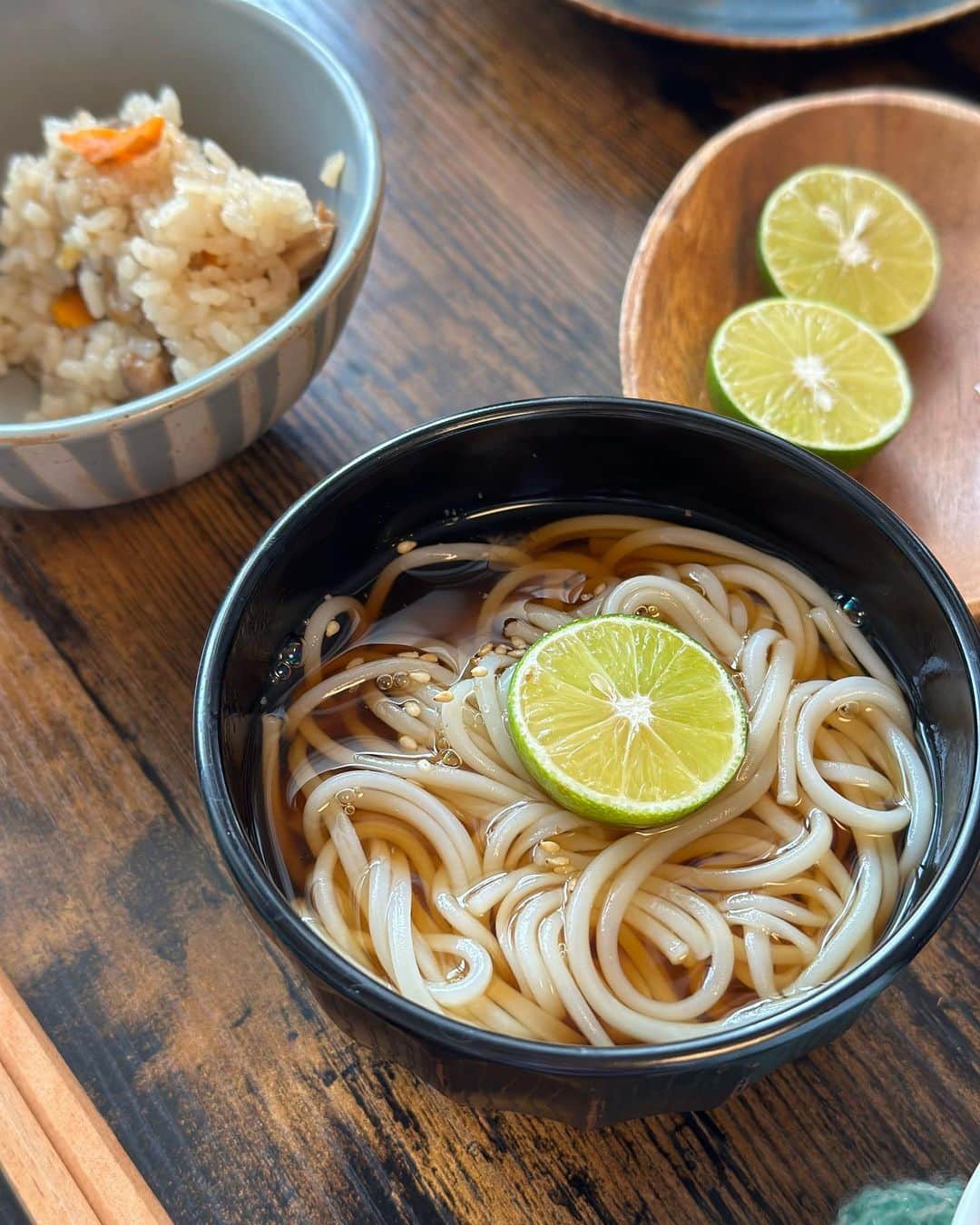 誠子さんのインスタグラム写真 - (誠子Instagram)「いらっしゃいませ、こんばんは。  お友達から、お庭で採れたすだちを貰ったので 半田そうめんを温かいお出汁と酢橘で。  半田手延べそうめんは、徳島のもので、素麺なのにモチモチしていて美味しいです。初めて食べたときの感動、忘れられない。  もちもち食感がたまらなく好き！な誠子です🙊🤍  #誠子食堂 #半田手延べそうめん」10月4日 22時58分 - seiko_1204