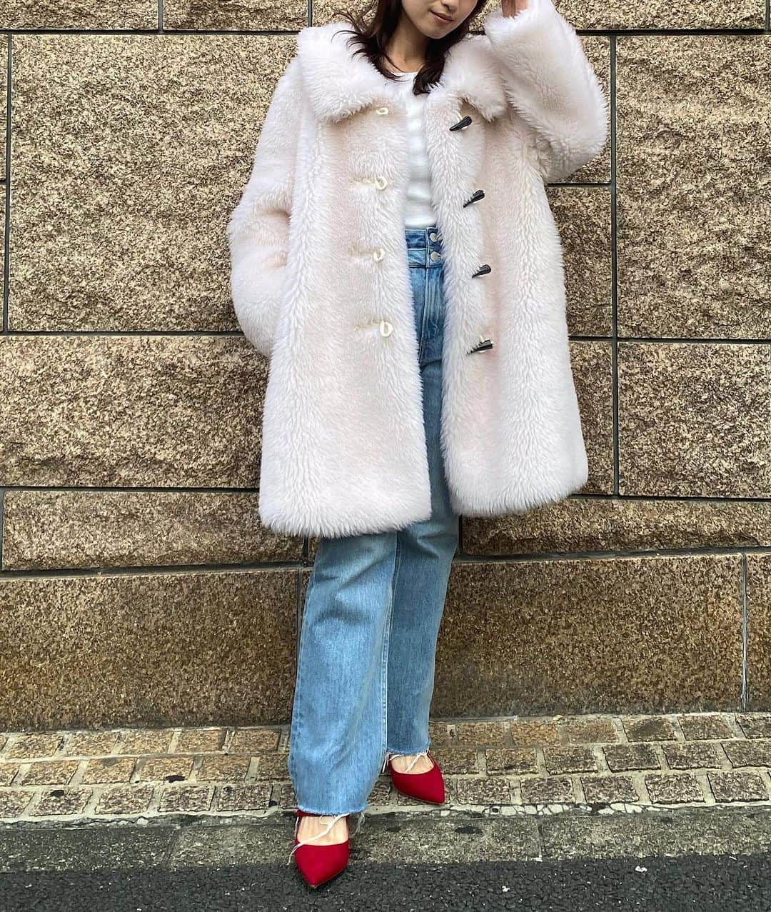 青木育日さんのインスタグラム写真 - (青木育日Instagram)「🐏👖👠 ⁡ ⁡ @graceclassofficial が考える、parisienneのように 自分軸で楽しむファッションスタイルは いつだって女性の憧れ。 ⁡ デザイナーが現地で感じた、 今のparisのムードを詰め込んだ 2023AWコレクション。 ⁡ 今週末のグレースクラスイベント "Une nuit à paris" 是非お楽しみに、、🤍(土日も店頭にいます✨) ⁡ ⁡ Jane Birkinみたいにナチュラルにばさっと羽織って、 自然体で着こなしたいファーコートが私的マストバイ🫶 本当に軽くて、最高に可愛いと思う！ ⁡ ⁡ ⁡ #graceclass #グレースクラス #paris #fashion #daikanyama #trunkshow #秋冬新作 #ファーコート  #ボアコート」10月4日 23時09分 - ikuhiaoki