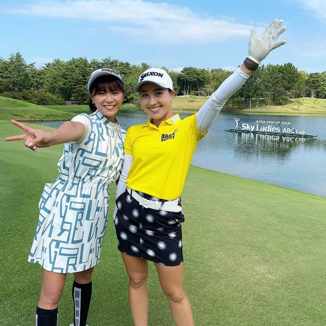 山内鈴蘭さんのインスタグラム写真 - (山内鈴蘭Instagram)「【Sky Ladies ABC cup】プロアマ大会＆前夜祭に出演させて頂きました☺️🌸  数年振りにご一緒した 村田理沙プロと🥺(@risa.murata.official )  JLPGA ステップアップツアー🔥  とても華やかで他にないコンテンツやアトラクション、Sky株式会社様とABCテレビ様のお客様への“おもてなし“が細部に行き届いている素敵な大会でした😍  プロとの時間は勉強と感動にするばかりで飛距離の凄さとショットの精度の高さにワクワクしっぱなしでした❤️  4年ぶりにプロアマ大会や前夜祭、パーティーなど再開だったのですが…  ゴルフは、終わった後のパーティーも醍醐味の一つだと！本当に最後まで楽しく帰りたくない程でした🥺🥺  途中の売店でアイスのピノとウイダーを食べ放題だったのですが！！  ピノ10個は食べた🍧笑  とにかく豪華で、最高に楽しいプロアマ大会でした🌈🌈🌈  プロの皆様の活躍を今後とも応援してまいります！！！  理沙プロ、落ち着いたらご飯行きましょうねっ😍😍😍 (実は仲良しさん♡)  #ステップアップツアー #JLPGA #村田理沙 プロ #sky株式会社 #名刺管理はスカイピース #ABCテレビ #テレビ朝日系列 #ゴルフ #プロアマ大会 #ゴルフ女子 #ゴルフ好きな人と繋がりたい #兵庫県ゴルフ場  #abcゴルフ倶楽部」10月4日 23時03分 - xxsuzuranxx