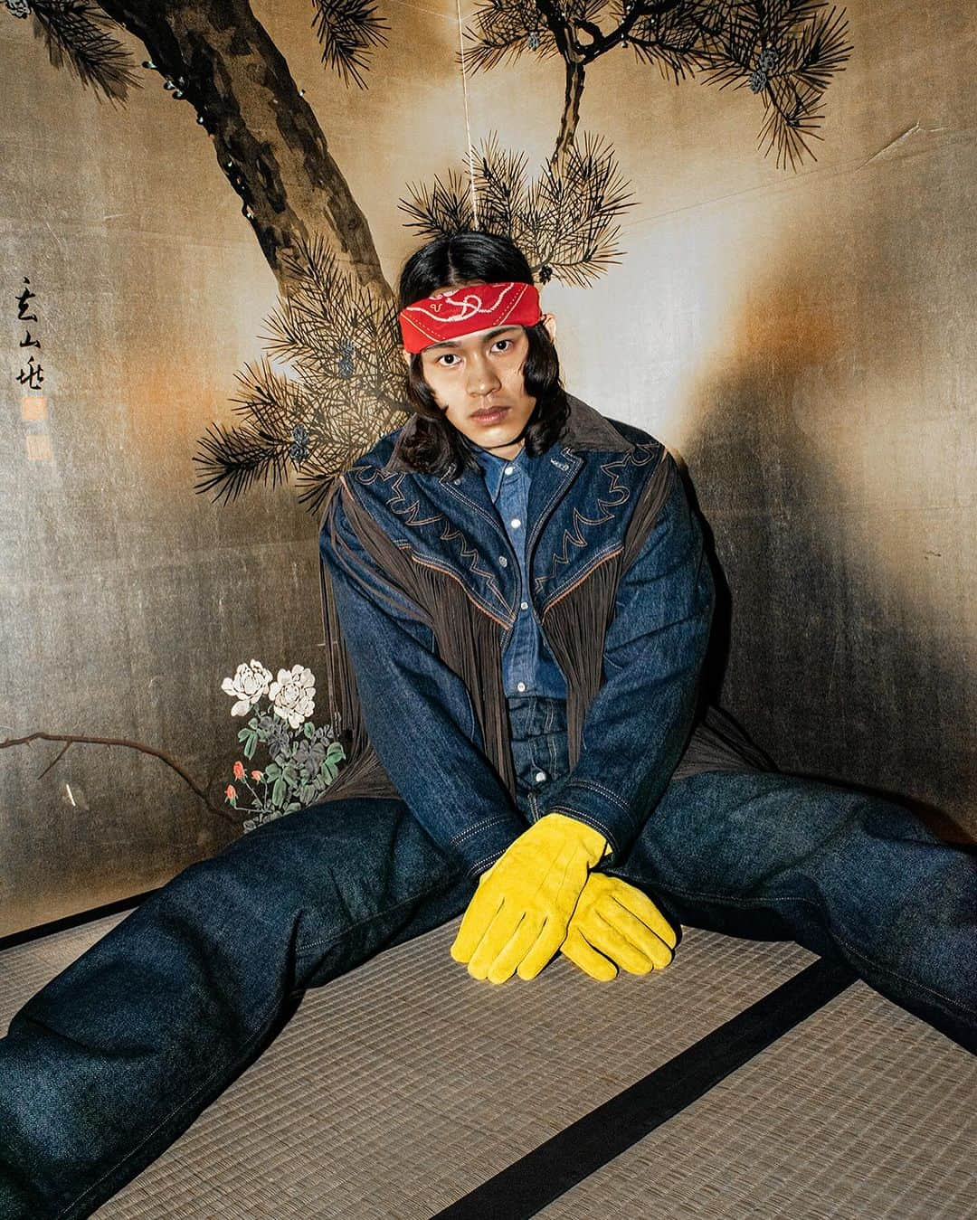 ケンゾーのインスタグラム：「The East-meets-West philosophy is at the heart of KENZO X LEVI’S®. Crafted mainly in Kaihara premium Japanese denim, the capsule collection epitomises the "real-to-wear" functionality key to @Nigo’s approach for KENZO. Now available in selected stores and KENZO.COM  Photographer: @ikaspart Creative Direction: @linakutsovskaya @beg00dstudios  Stylist: @marq.rise」