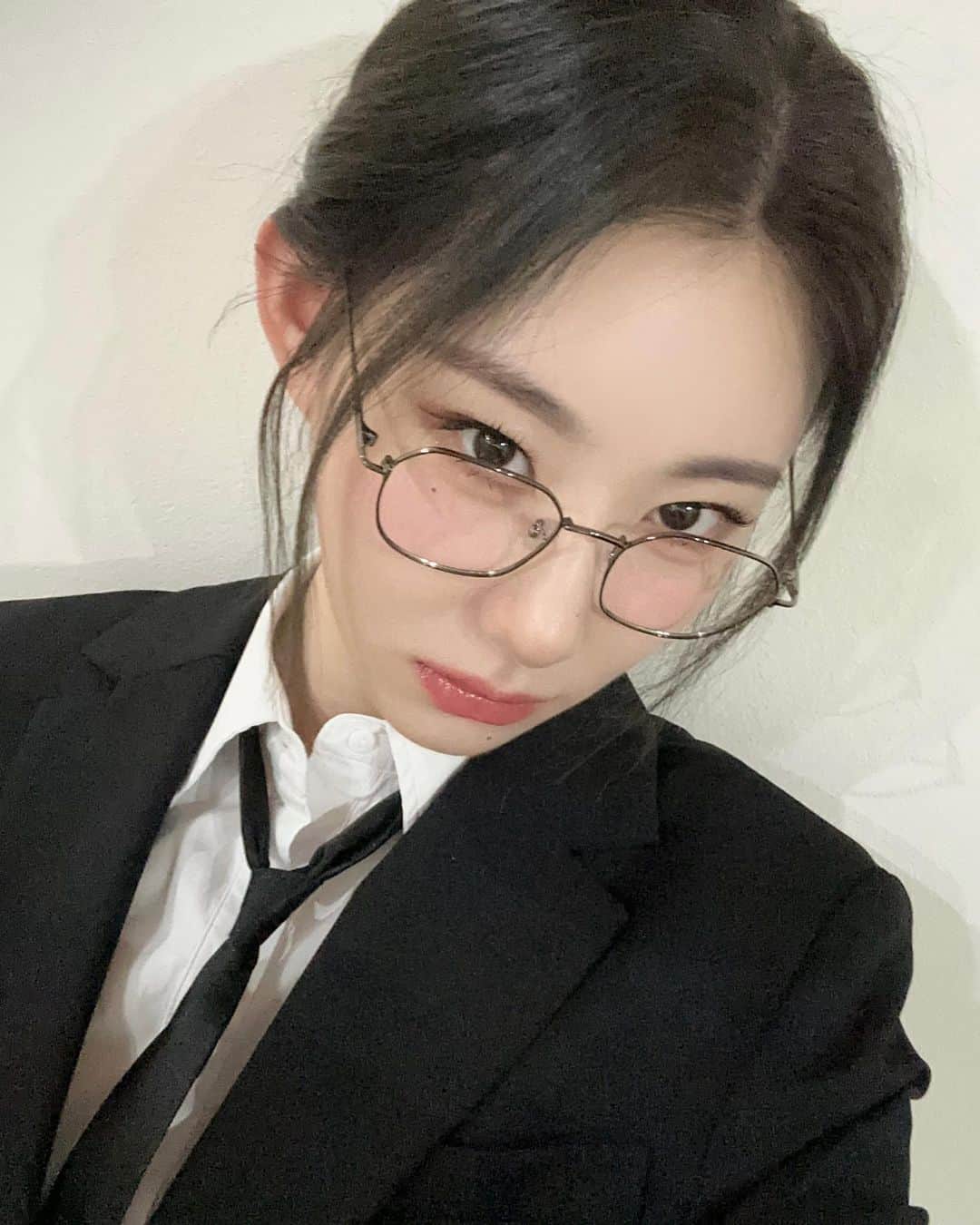 ITZYのインスタグラム：「[ #다섯플릭스 ] 치열했던 ITZY의 N분 토론🔥 다섯플릭스 다음 편도 많관부🖤  #ITZY #MIDZY #My_Favorite_ITZY @m2mpd」