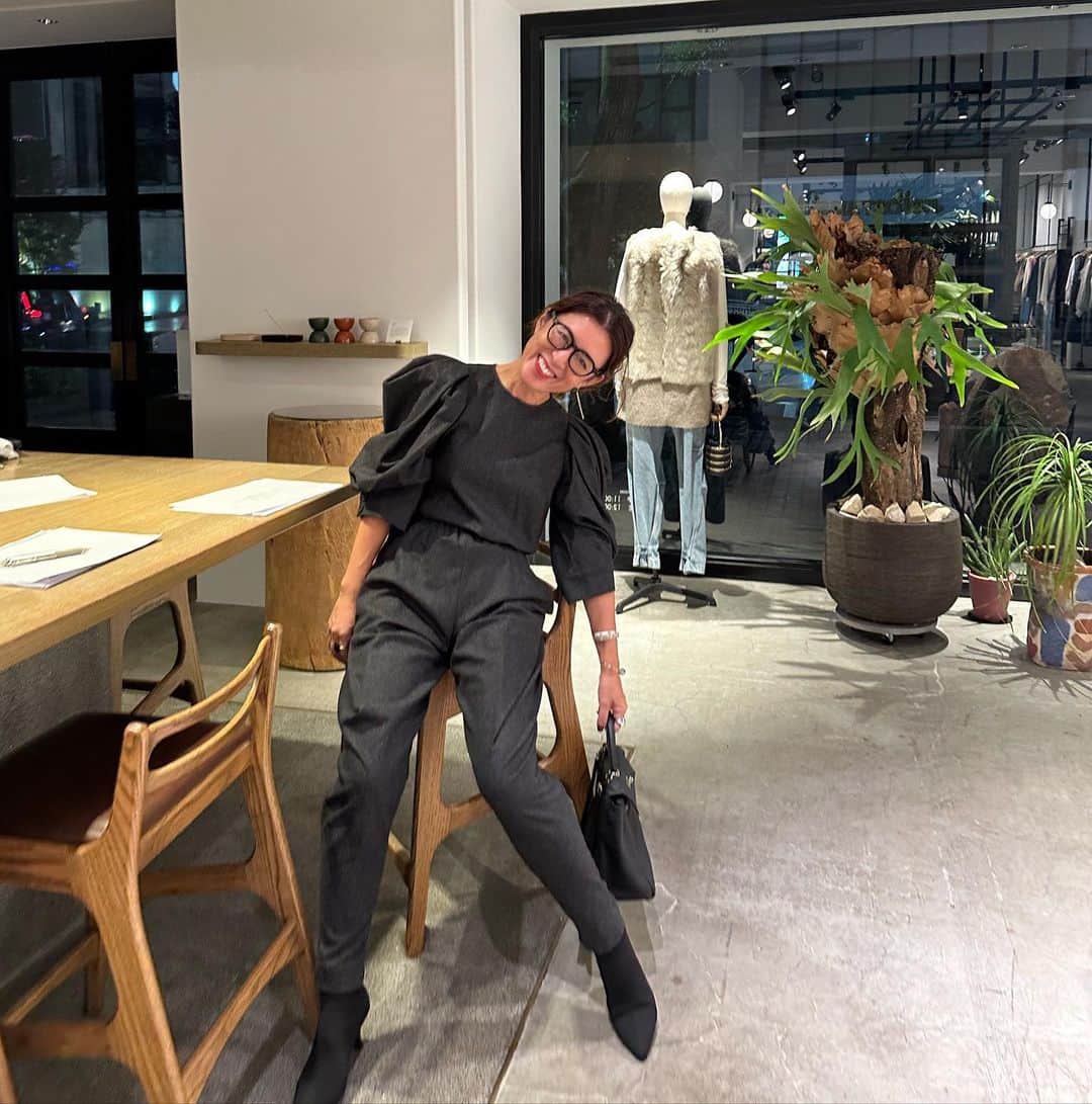のインスタグラム：「お疲れ様でした〜〜。今日最後の仕事が終わり、ぐったりしているところ🩶🖤  @gallardagalante とのコラボメガネ👓があれば、お疲れ顔もピシャっと🥸見える、はず😆  ブレスレットにも、Y字にも、通常のネックレスにもなる淡水パールチェーンもコラボ。  今日の0:00から10月9日23:59まで、コラボ４型10％オフです😊  おやすみなさい。 @gallardagalante  #giorgioarmani  #opaquedotclip  #hermes #今日はビール🍺だけに #しようと思う #今のところ」