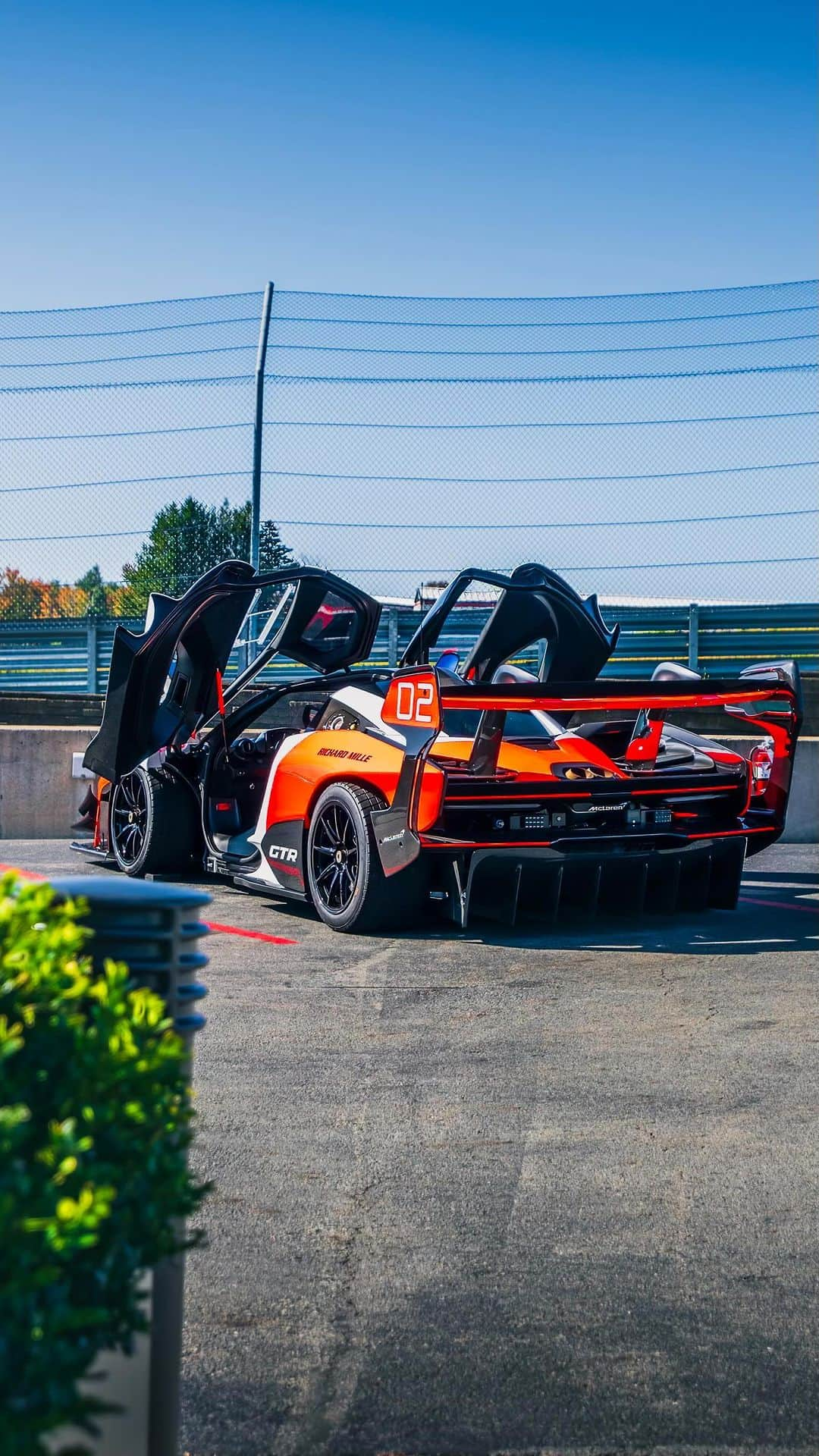 CarsWithoutLimitsのインスタグラム：「@monticellomotorclub Hypercar Track Day was LIT! 🔥   Special thank you to @ccol10 @gabenakash & the entire team over at @monticellomotorclub for coordinating an epic track day event! 🏁  🎥 @therealabd   #carswithoutlimits #hypercars #trackday #apolloie #mclarensennagtr」