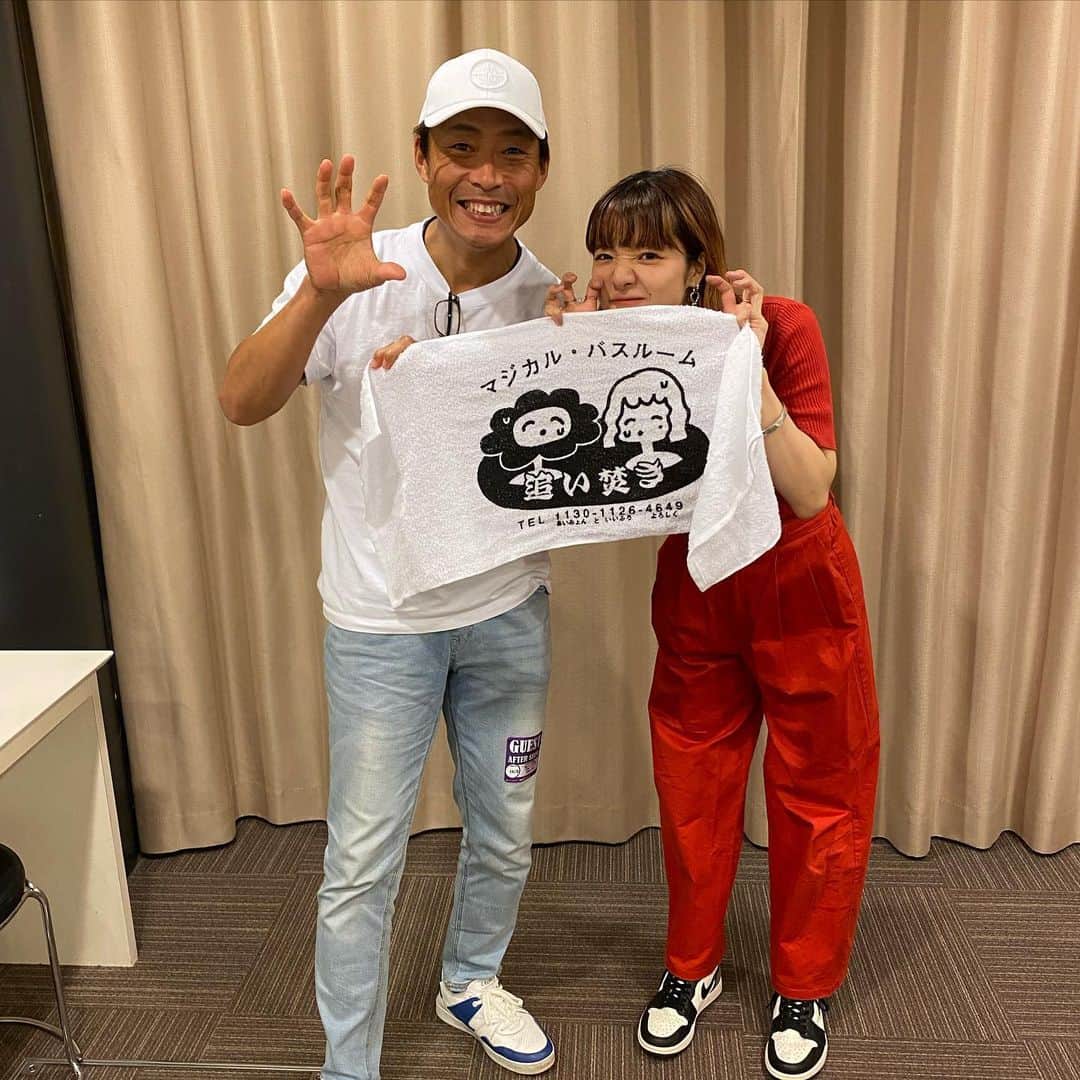 桧山進次郎のインスタグラム：「“あいみょん“ちゃん  AIMYON TOUR 2023  マジカル・バスルーム追加公演  縁がアリこうして繋がる事に‼️ 昨年の甲子園ライブに続き今回も行く事が出来てパワー全開の彼女に会う事が出来ました😁  世界は違えどファンの方々を楽しませる姿に凄く感動しました。そして何よりも自身が楽しんでる。最高👍 コレからもたくさんの人々に元気と希望を与えてくれる“あいみょん“ちゃんでいて下さい‼️ #あいみょん さん #aimyon さん #aimyontour2023マジカルバスルーム  #桧山進次郎」
