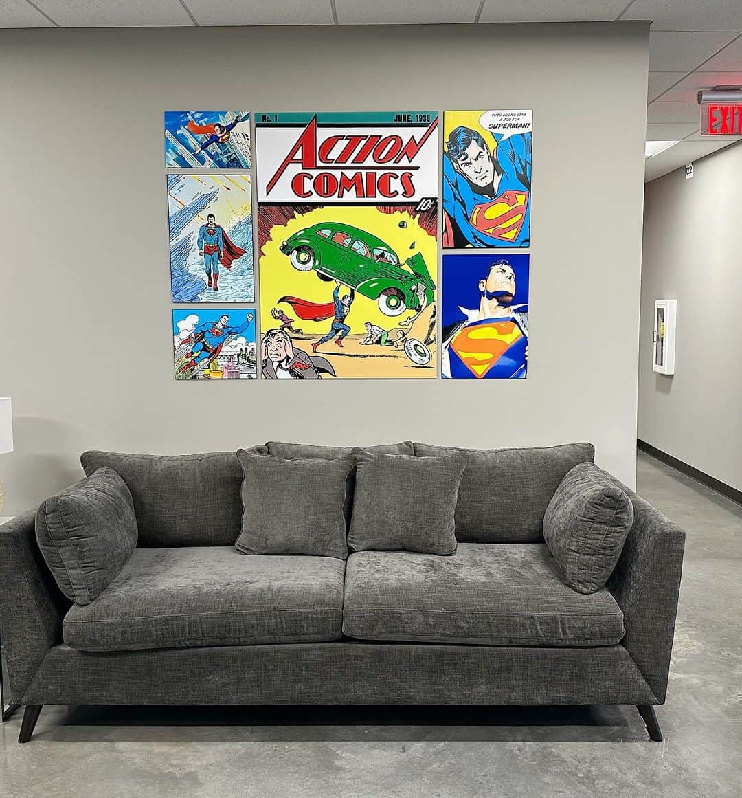 ジェームズ・ガンさんのインスタグラム写真 - (ジェームズ・ガンInstagram)「The Art Department Imps have been decorating the #SupermanLegacy offices.」10月4日 23時10分 - jamesgunn