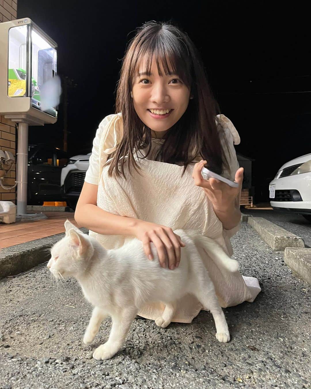 松永有紗さんのインスタグラム写真 - (松永有紗Instagram)「マネージャーです🦭  帰り道、 コンビニによったときのこと、 #松永 さんのあしもとに、 🐈がニャ〜と、、 擦り寄ってきました😻 #ネコ さんにも愛される、 松永さんでした🐥  ちなみに、、 写真を撮っていたら、ワタシにも擦り寄ってきたけどne！ 誰でも良かった、とは言わせない😤  #猫  #cat  #photo  #happy」10月4日 23時10分 - arisa_matunaga