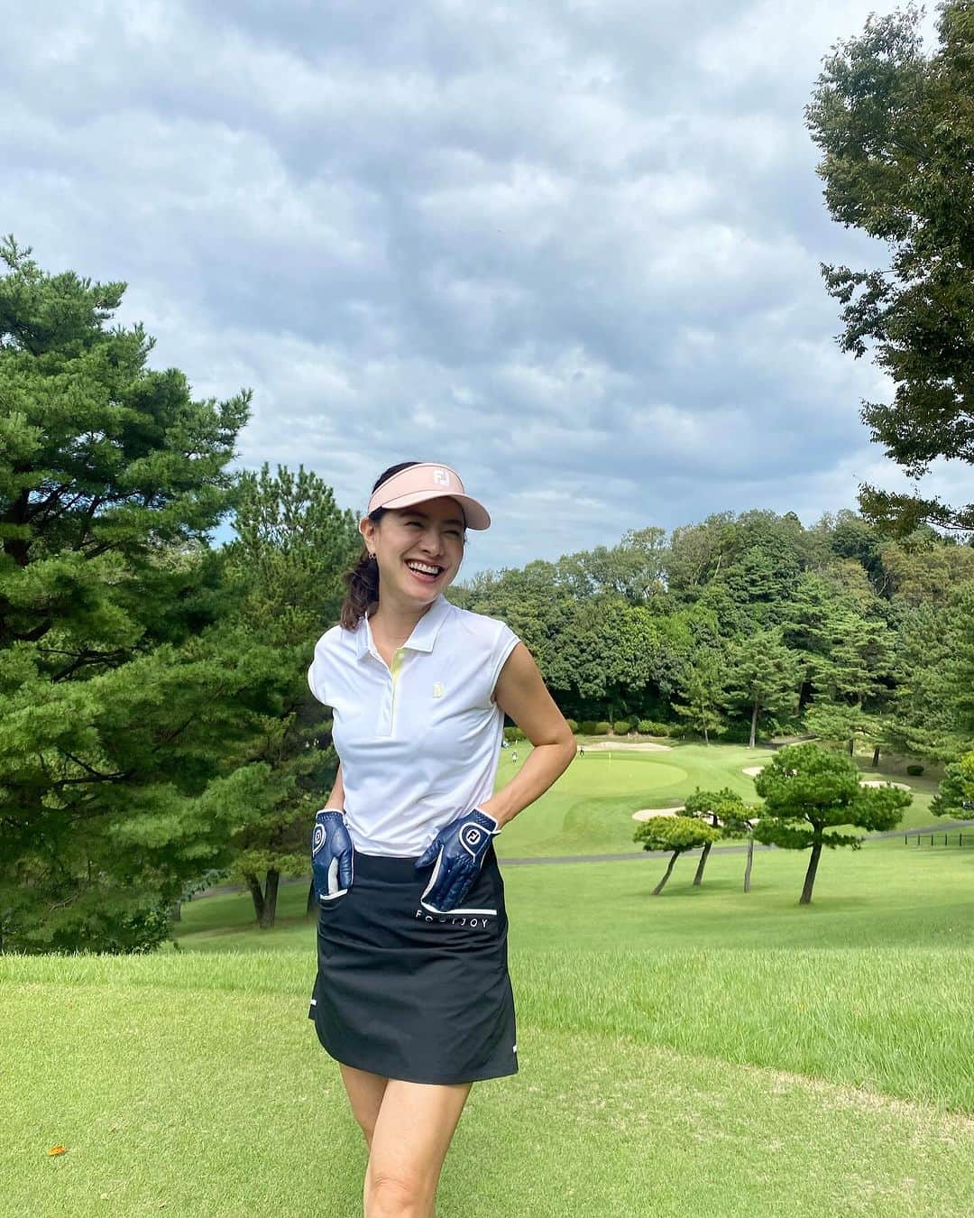 金ケ江悦子さんのインスタグラム写真 - (金ケ江悦子Instagram)「* “marie claire sustainable open 2023⛳️”  奇跡がたくさんおこりまして (まさかの70rdからのチップイン🏌️‍♀️)  ようやくマイベスト更新。 ※テンションがいつもと違うと呟かれてるのはそのせいw  全体的に高め…w ※2枚目は最終ホールのドライバー  初の @yomiuri_golf_club にて✨  @marieclaire_golf  素敵なコンペをありがとうございました😌❤️‍🔥  #golfswing #golfjapan #marieclaire #marieclairegolf #マリクレール #マリクレールゴルフ #ゴルフスイング #ゴルフ女子コーデ #ゴルフウェアレディース #ゴルフウェアコーデ #ゴルフファッション #footjoygolf #footjoy #onoff #onofflady #onoffgolf」10月4日 23時12分 - etsuko_kanagae