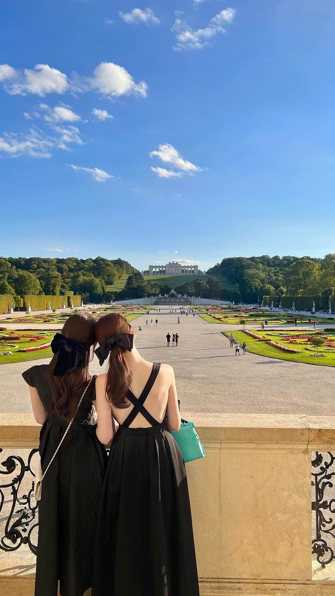 ayakoのインスタグラム：「シェーンブルン宮殿🏰🇦🇹 リールをあげると色味が元動画と変わるのは私だけ？🥺✨  旅ロス🥺🥺🥺 でも来週からも...☺️✨🧡  👗は @eqmt_official ☺️✨  #schlossschönbrunn #シェーンブルン宮殿 #オーストリア #ウィーン旅行 #ilovevienna」