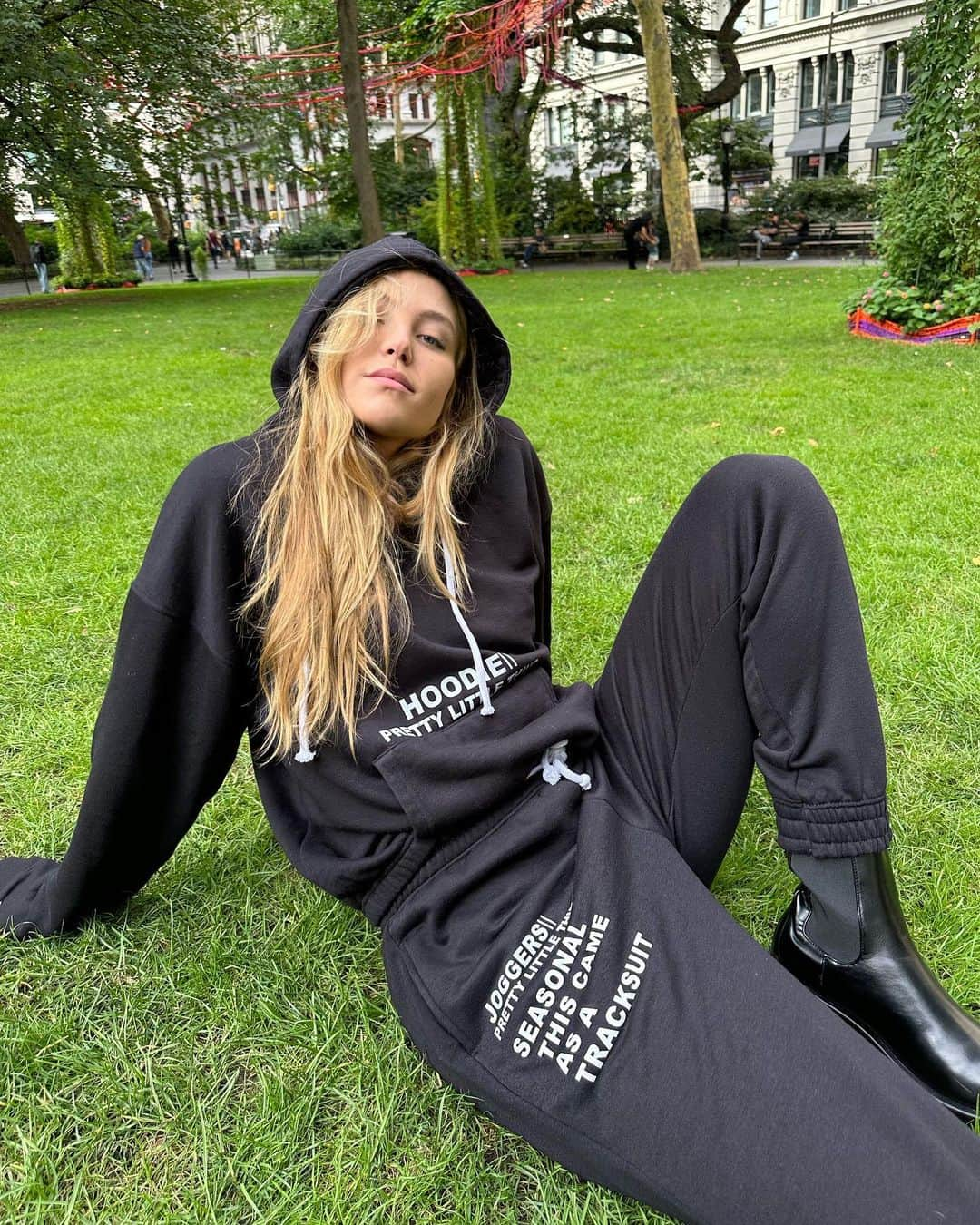 レイチェル・ヒルバートのインスタグラム：「Comfy in the park. Swipe for outfit details. 💚💚 @prettylittlething」