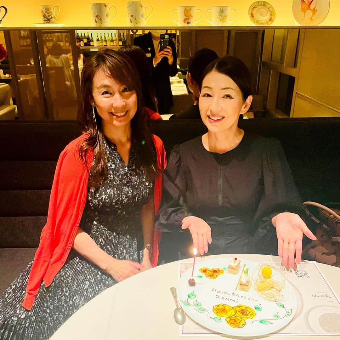 小林万希子のインスタグラム：「・  今日10月4日は 泉さんのお誕生日🎂💕  『yasai french NR』 でお祝いをさせていただきました🥂✨✨  なんと泉さん‼️ 59歳のバースデー🎂✨✨  ビックリしません？？😆❤️笑 59歳ですよ？？ この方が？？🤣  もう、こうなったら目指せイズミンです👊✨✨  デザートプレートも可愛く描いてくださって ありがとうございます❤️🙏✨  実はこの後もスケジュールがびっしりで♡  メンバーがもう1人増えて 夜までご一緒させていただきました〜💕  その模様はまた後日✨✨ 楽しかったー🥰  泉さん🌸 50代最後のお誕生日🎂をご一緒できてよかったです♪ この一年もますますキラッキラの一年に なりますように🥰❤️✨✨✨」