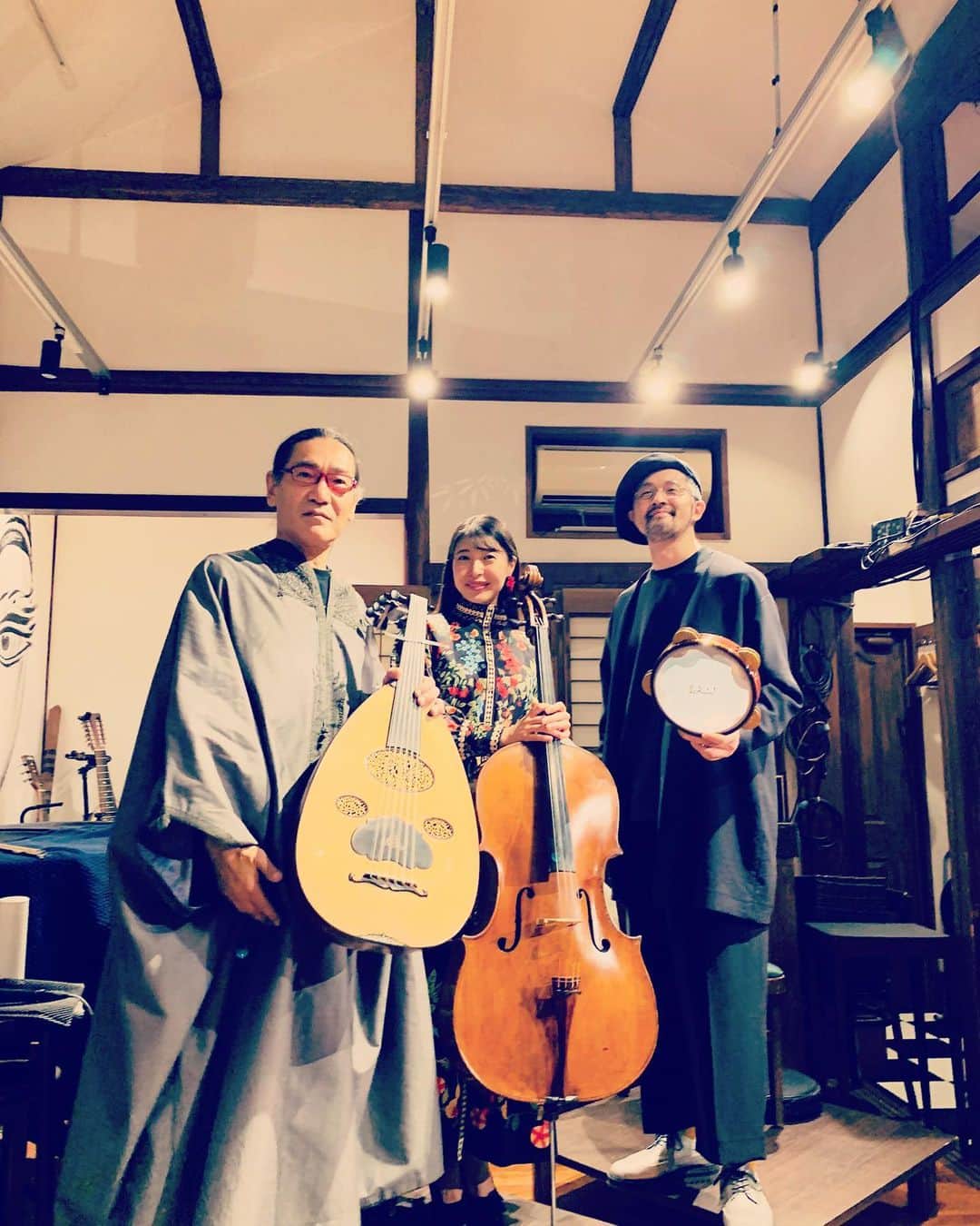 新倉瞳のインスタグラム：「Musique Arabe Trio  昨夜の「アラブ音楽への誘い」 蓋を開けたら満席🌕皆さまのご来場！ 2時間強の長い旅路にお付き合いくださりありがとうございました！！  雑司ヶ谷エル・チョクロの木造の響きがアコースティックな3人にぴったりマッチして本当に気持ちよかったです。  修作さんの手厚いホスティングにも感謝。  微分音は難しいけど常味さんとハマさんのおかげで気持ちよくなってきたし、あの有名な歌Lamma bada Yatsthannaの弾き歌いにもチャレンジさせていただけたけど今までで1番気持ちよく歌えた歌かもしれないです。  このトリオの次回が待ち遠しい (2/16ｺｿｯ🤫)  ウードのお顔やっぱりかわいいし レクも目覚ましテレビくんでかわいい (ダフもお月さまみたいでかわいかった)  ※お写真MAYUさんから！ありがとうございます🥰」