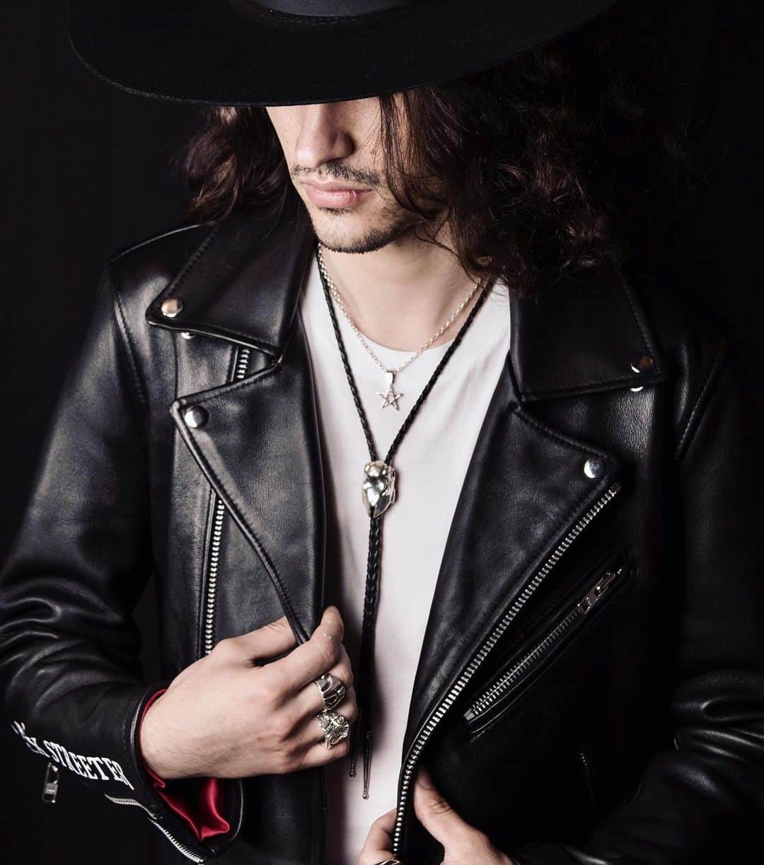 アレックスストリーターさんのインスタグラム写真 - (アレックスストリーターInstagram)「Tomorrow we ride into the City of Angels with a wagon full of Bolo Ties in tow! Get your Goth Western on with us this weekend only at the legendary @odditiesfleamarket 😈  A once-a-year chance to meet artists from all over the country, @odditiesfleamarket features three floors of delightfully macabre art, jewelry, taxidermy and more… grab your tickets ahead of time as door tickets will be very limited  [𝗧𝗶𝗰𝗸𝗲𝘁 𝗟𝗶𝗻𝗸 𝗶𝗻 𝗕𝗶𝗼]  #AlexStreeter #Bolotie #gothwestern #darkwestern #odditiesfleamarket #westerngoth」10月4日 23時16分 - alexstreeternyc