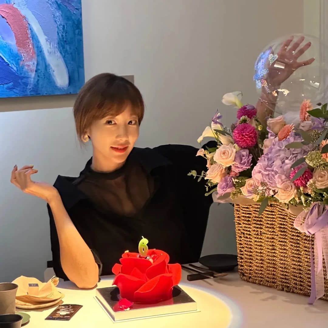 ハン・イェウォンさんのインスタグラム写真 - (ハン・イェウォンInstagram)「꽃도 케잌도 음식도 자리도 마음도 모든게 예쁘고 감동적인 생일 저녁 🥳 모처럼 예쁘게하고 나갔으니 사진 많이 남겨둠 ㅎㅎㅎ   몸이 너무 힘들지만  행복한 하루🥰 밥만먹고 바로 집으로 ㅋㅋㅋ  #축하해주신분들너무고마워요❤️ #생일#시간빠르다 #화장언제지우지 #사진속나이쁘네 ㅋㅋ #오늘은나의날😁 #천사#1004」10月4日 23時16分 - 6yook