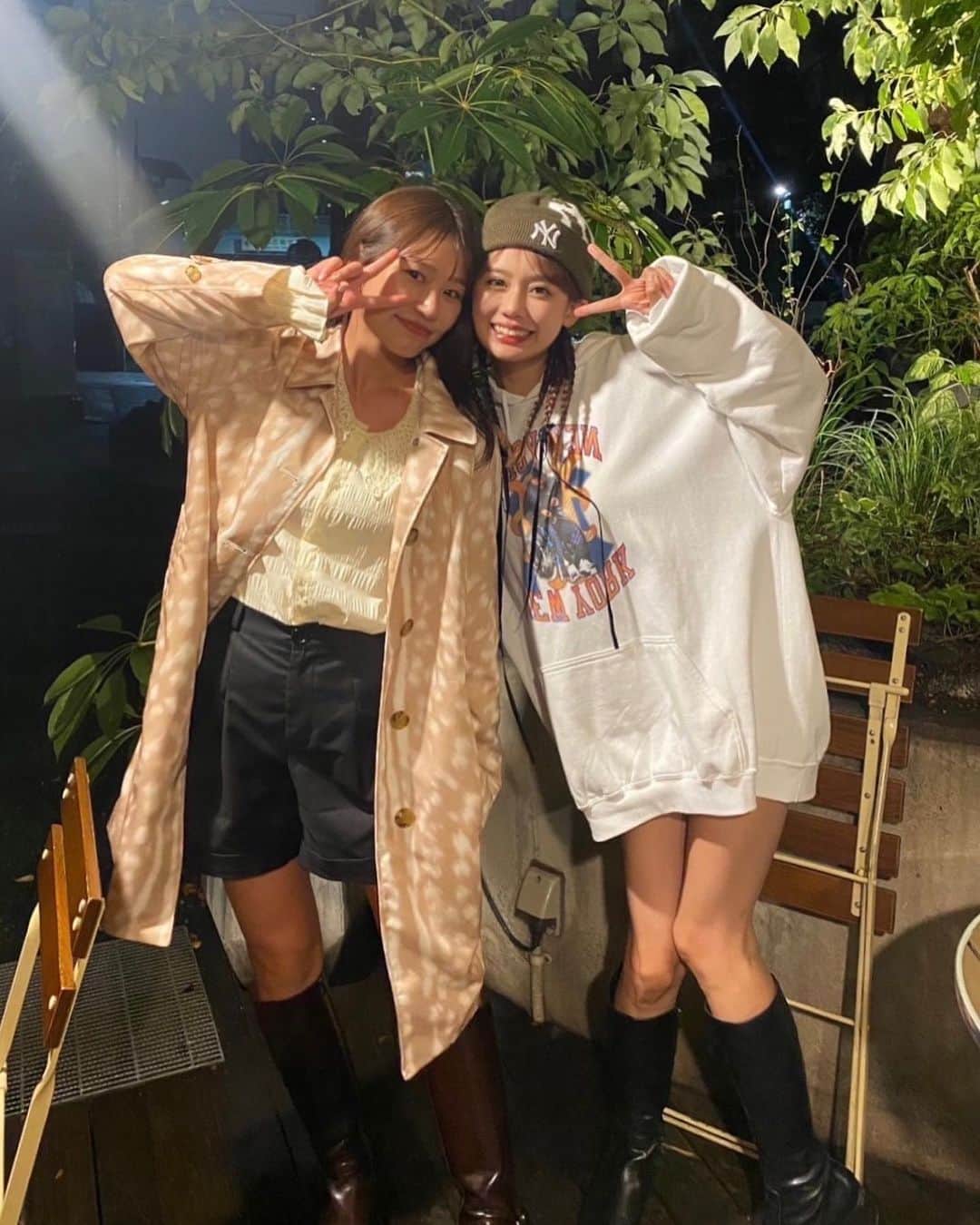 相原美咲のインスタグラム：「今日はりらちゃんと中目黒でごはんたべたよー！😝  りらちゃんだーーいすき🥰❤️ @rira_buu   私結構ひとみしりで でも大人になって人見知りって 傲慢？かなって思ってて じっとしたり自分が話すの苦手なことで周りの空気を壊したりしたくないので しゃべったりはするけど、 でもどこかいつも緊張してて そんな時はいつもご飯をうまく食べれないんだけど りらちゃんといるといっつも大食いくらい食べちゃうし飲んじゃう😆❤️ 安心してるし大好きだから🥰😆😍❤️  しかもりらちゃんは話が面白いんだ〜🥰 あっという間の3時間だった〜🤣💓  ではではみんな今日もお疲れ様☺️ おやすみなさい🪿💘  👕　@rap_attaq」